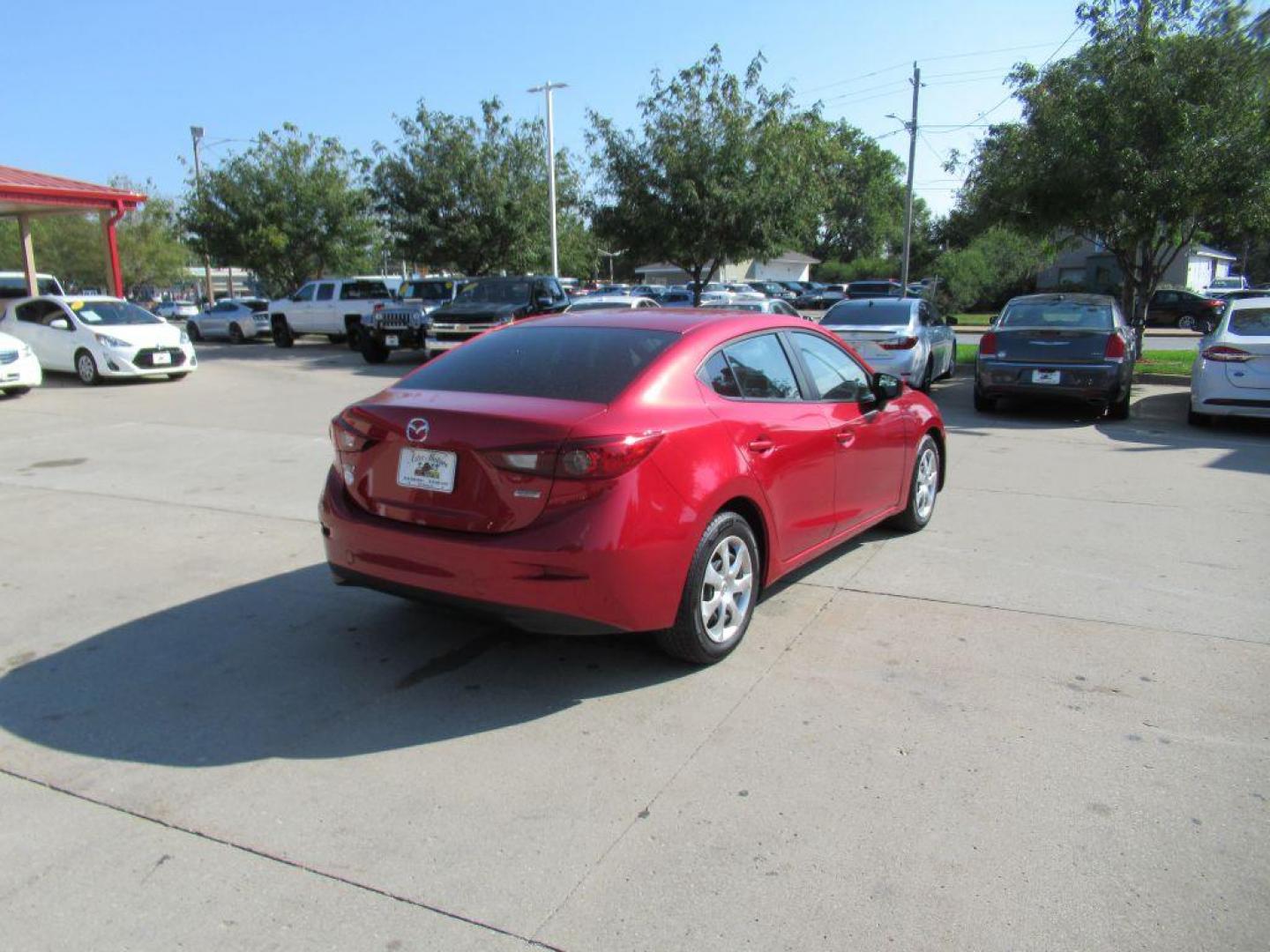 2015 RED MAZDA 3 SPORT (3MZBM1U75FM) with an 2.0L engine, Automatic transmission, located at 908 SE 14th Street, Des Moines, IA, 50317, (515) 281-0330, 41.580303, -93.597046 - Photo#4