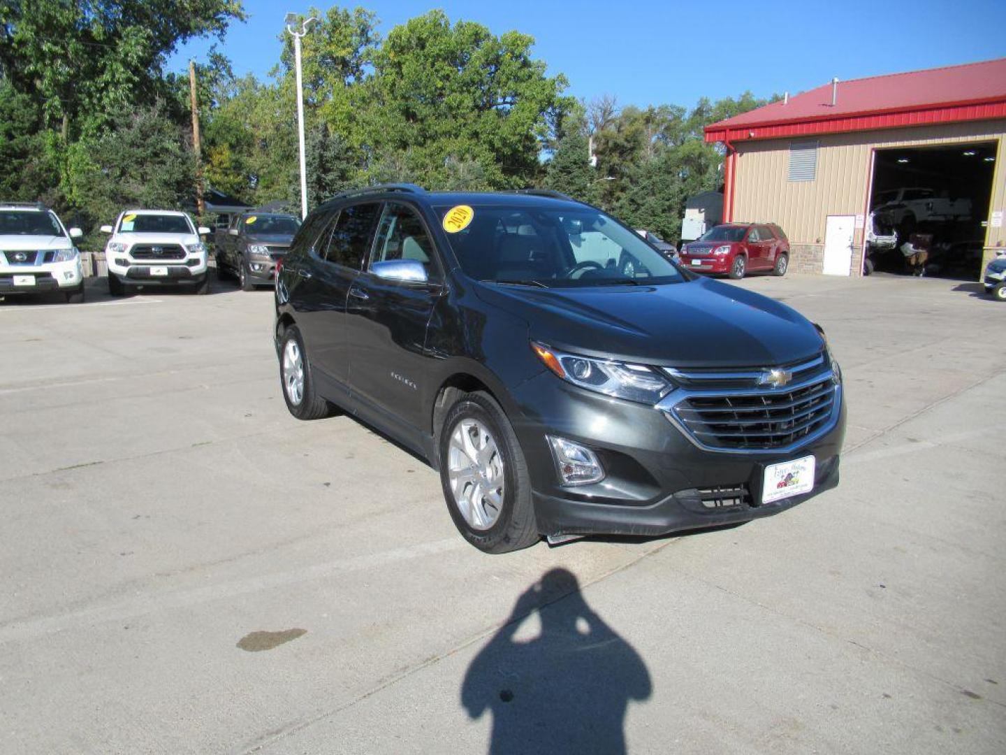 2020 GRAY CHEVROLET EQUINOX PREMIER (2GNAXXEVXL6) with an 1.5L engine, Automatic transmission, located at 908 SE 14th Street, Des Moines, IA, 50317, (515) 281-0330, 41.580303, -93.597046 - Photo#2