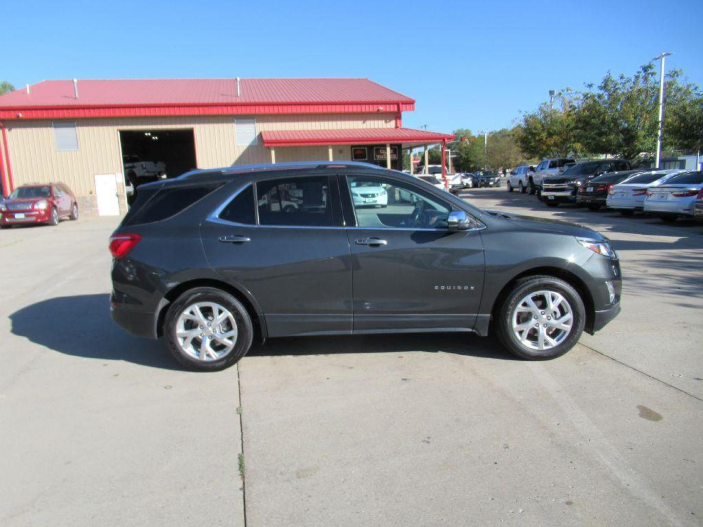 2020 GRAY CHEVROLET EQUINOX PREMIER (2GNAXXEVXL6) with an 1.5L engine, Automatic transmission, located at 908 SE 14th Street, Des Moines, IA, 50317, (515) 281-0330, 41.580303, -93.597046 - Photo#3