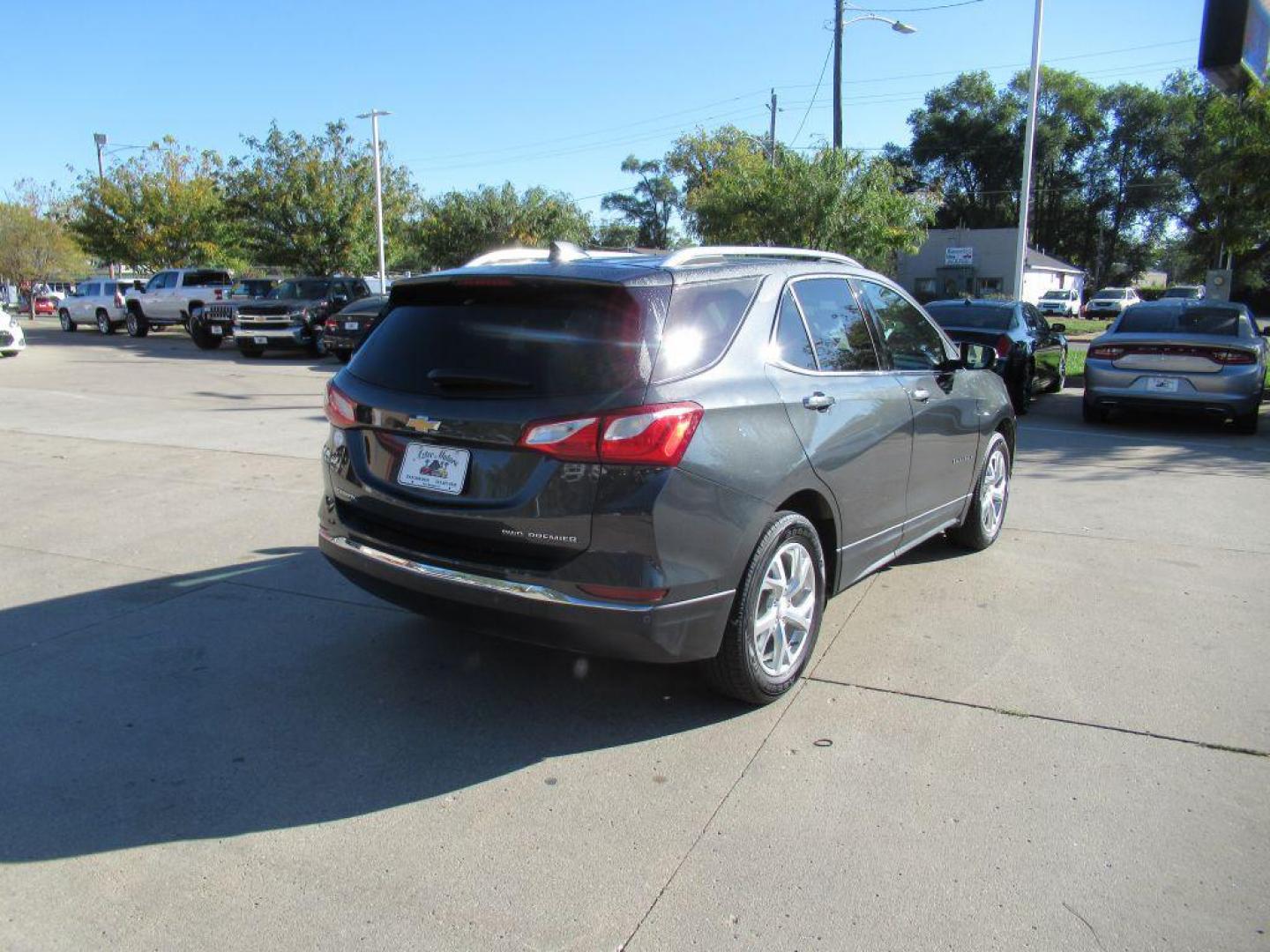 2020 GRAY CHEVROLET EQUINOX PREMIER (2GNAXXEVXL6) with an 1.5L engine, Automatic transmission, located at 908 SE 14th Street, Des Moines, IA, 50317, (515) 281-0330, 41.580303, -93.597046 - Photo#4