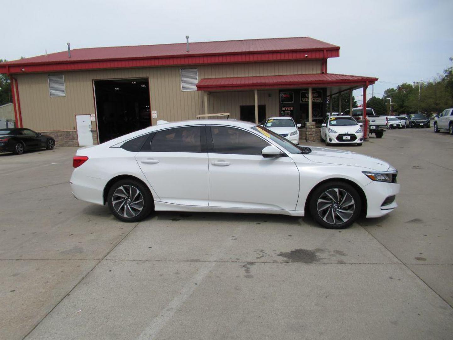 2018 WHITE HONDA ACCORD LX (1HGCV1F12JA) with an 1.5L engine, Continuously Variable transmission, located at 908 SE 14th Street, Des Moines, IA, 50317, (515) 281-0330, 41.580303, -93.597046 - Photo#3