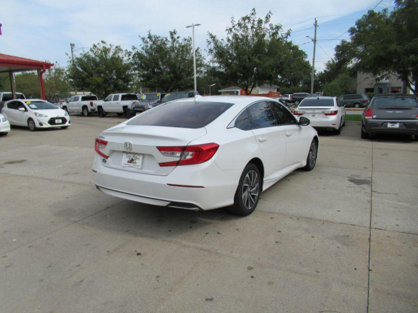 2018 WHITE HONDA ACCORD LX (1HGCV1F12JA) with an 1.5L engine, Continuously Variable transmission, located at 908 SE 14th Street, Des Moines, IA, 50317, (515) 281-0330, 41.580303, -93.597046 - Photo#4