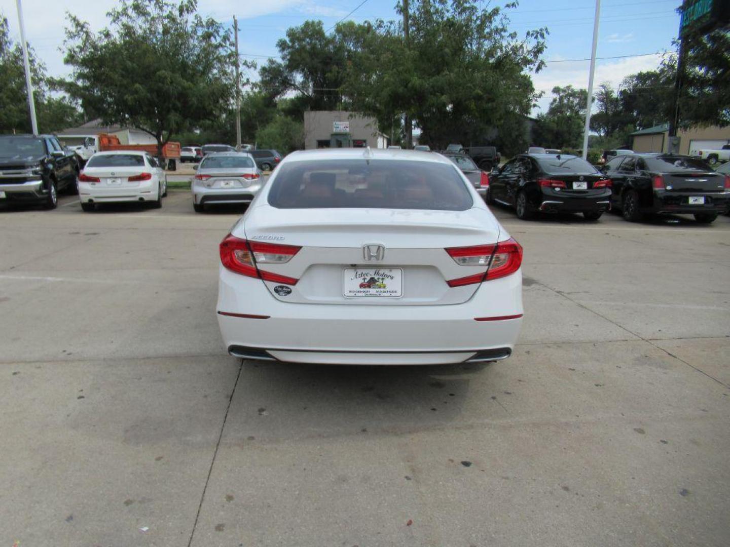 2018 WHITE HONDA ACCORD LX (1HGCV1F12JA) with an 1.5L engine, Continuously Variable transmission, located at 908 SE 14th Street, Des Moines, IA, 50317, (515) 281-0330, 41.580303, -93.597046 - Photo#5