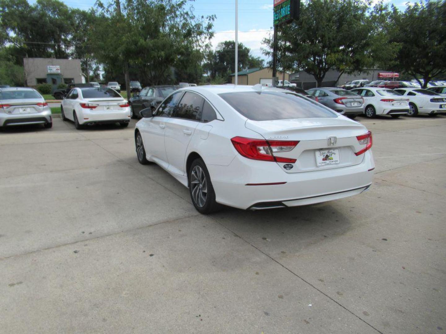 2018 WHITE HONDA ACCORD LX (1HGCV1F12JA) with an 1.5L engine, Continuously Variable transmission, located at 908 SE 14th Street, Des Moines, IA, 50317, (515) 281-0330, 41.580303, -93.597046 - Photo#6