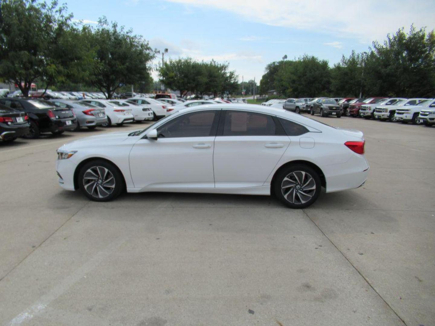 2018 WHITE HONDA ACCORD LX (1HGCV1F12JA) with an 1.5L engine, Continuously Variable transmission, located at 908 SE 14th Street, Des Moines, IA, 50317, (515) 281-0330, 41.580303, -93.597046 - Photo#7