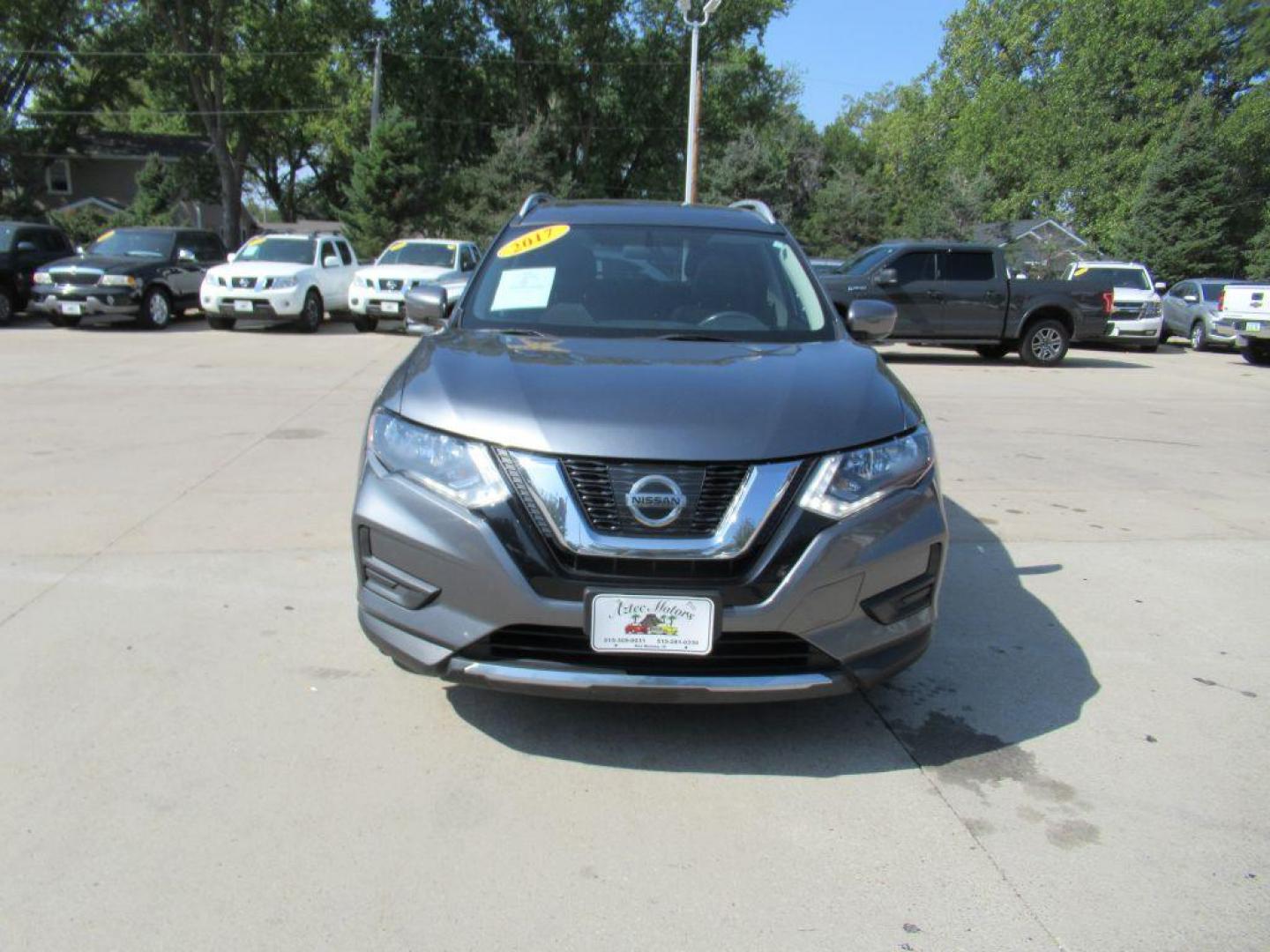 2017 GRAY NISSAN ROGUE SV (5N1AT2MV5HC) with an 2.5L engine, Continuously Variable transmission, located at 908 SE 14th Street, Des Moines, IA, 50317, (515) 281-0330, 41.580303, -93.597046 - Photo#1