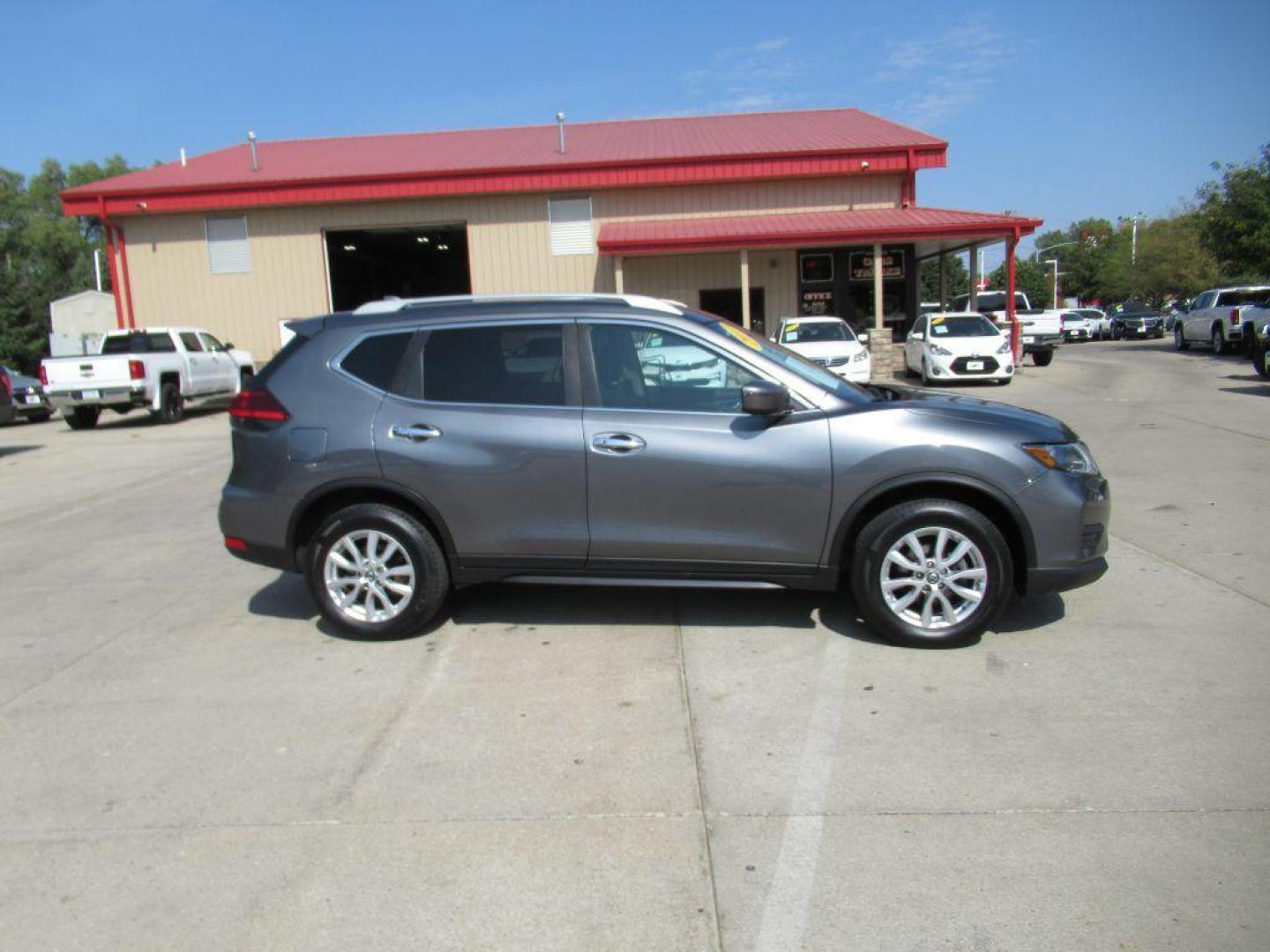 2017 GRAY NISSAN ROGUE SV (5N1AT2MV5HC) with an 2.5L engine, Continuously Variable transmission, located at 908 SE 14th Street, Des Moines, IA, 50317, (515) 281-0330, 41.580303, -93.597046 - Photo#3