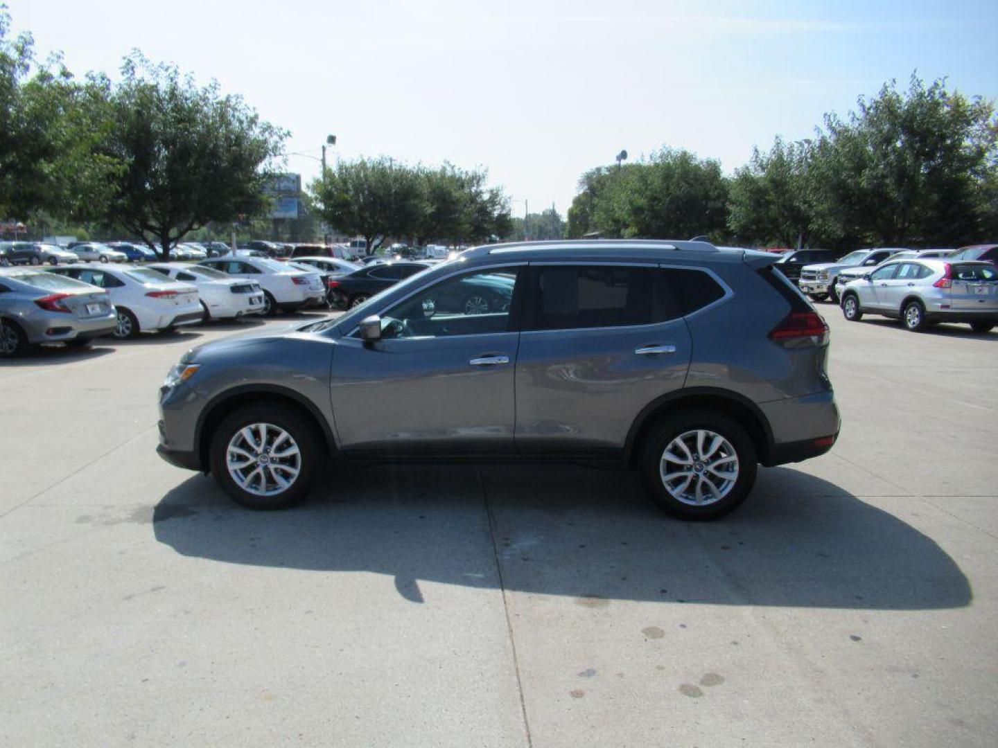 2017 GRAY NISSAN ROGUE SV (5N1AT2MV5HC) with an 2.5L engine, Continuously Variable transmission, located at 908 SE 14th Street, Des Moines, IA, 50317, (515) 281-0330, 41.580303, -93.597046 - Photo#7