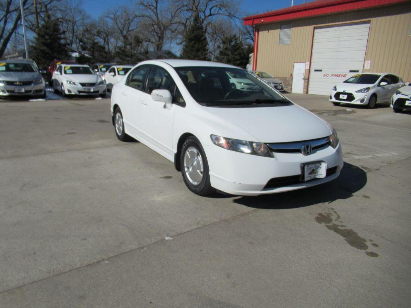 2008 WHITE HONDA CIVIC HYBRID (JHMFA36238S) with an 1.3L engine, Continuously Variable transmission, located at 908 SE 14th Street, Des Moines, IA, 50317, (515) 281-0330, 41.580303, -93.597046 - Photo#2