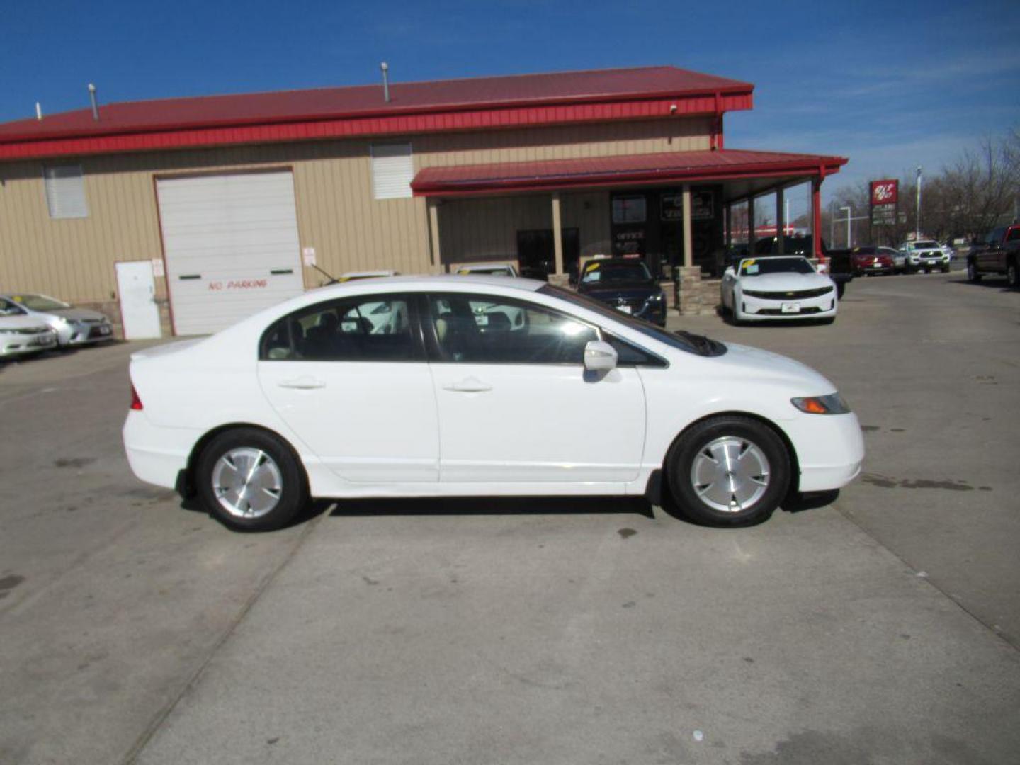 2008 WHITE HONDA CIVIC HYBRID (JHMFA36238S) with an 1.3L engine, Continuously Variable transmission, located at 908 SE 14th Street, Des Moines, IA, 50317, (515) 281-0330, 41.580303, -93.597046 - Photo#3