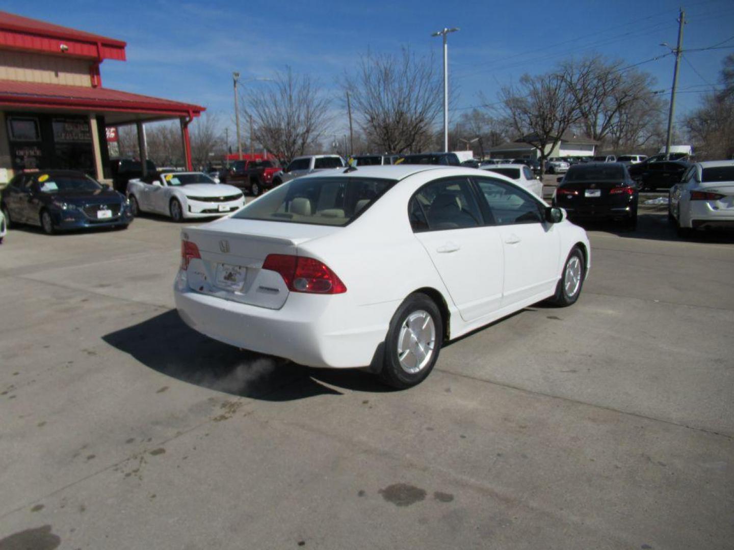 2008 WHITE HONDA CIVIC HYBRID (JHMFA36238S) with an 1.3L engine, Continuously Variable transmission, located at 908 SE 14th Street, Des Moines, IA, 50317, (515) 281-0330, 41.580303, -93.597046 - Photo#4