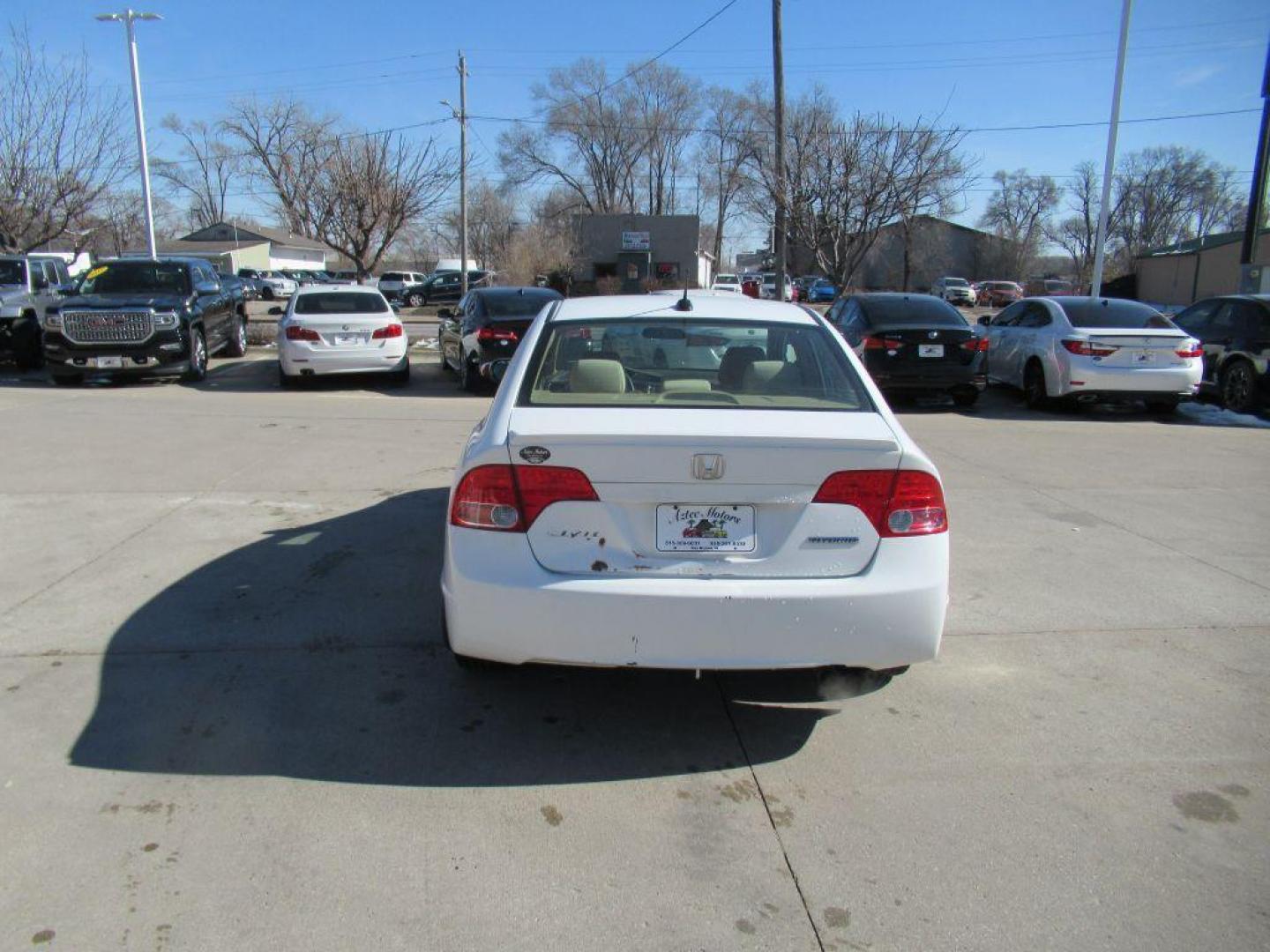 2008 WHITE HONDA CIVIC HYBRID (JHMFA36238S) with an 1.3L engine, Continuously Variable transmission, located at 908 SE 14th Street, Des Moines, IA, 50317, (515) 281-0330, 41.580303, -93.597046 - Photo#5