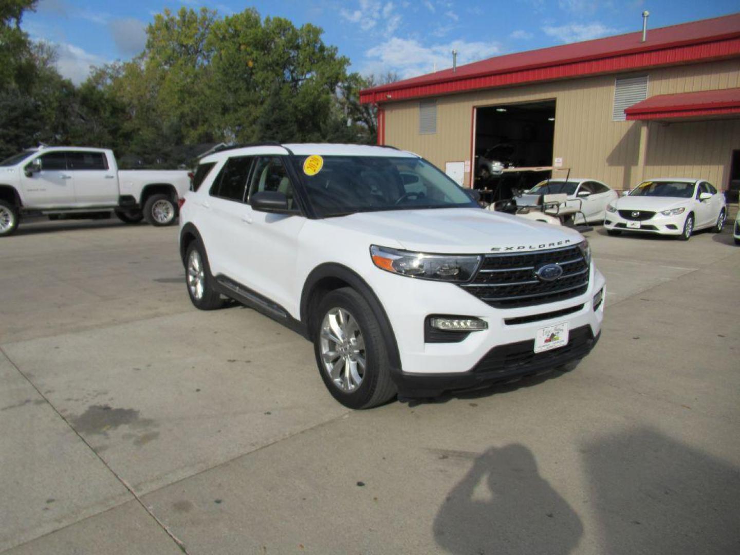 2020 WHITE FORD EXPLORER XLT (1FMSK7DH6LG) with an 2.3L engine, Automatic transmission, located at 908 SE 14th Street, Des Moines, IA, 50317, (515) 281-0330, 41.580303, -93.597046 - Photo#2