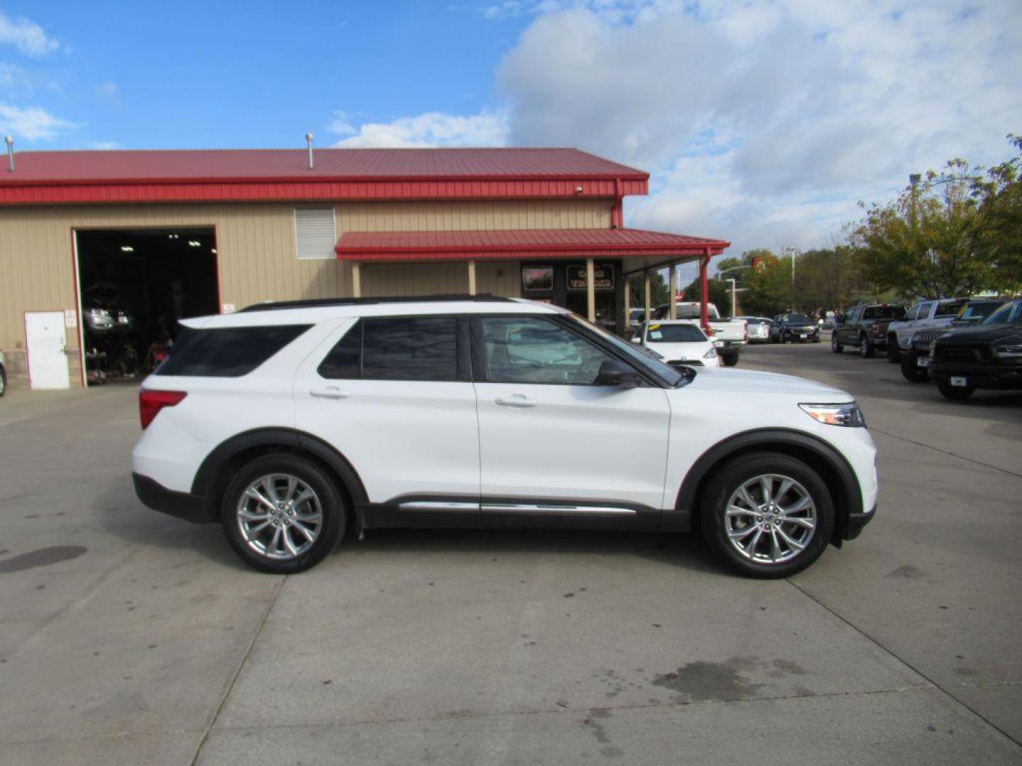 2020 WHITE FORD EXPLORER XLT (1FMSK7DH6LG) with an 2.3L engine, Automatic transmission, located at 908 SE 14th Street, Des Moines, IA, 50317, (515) 281-0330, 41.580303, -93.597046 - Photo#3