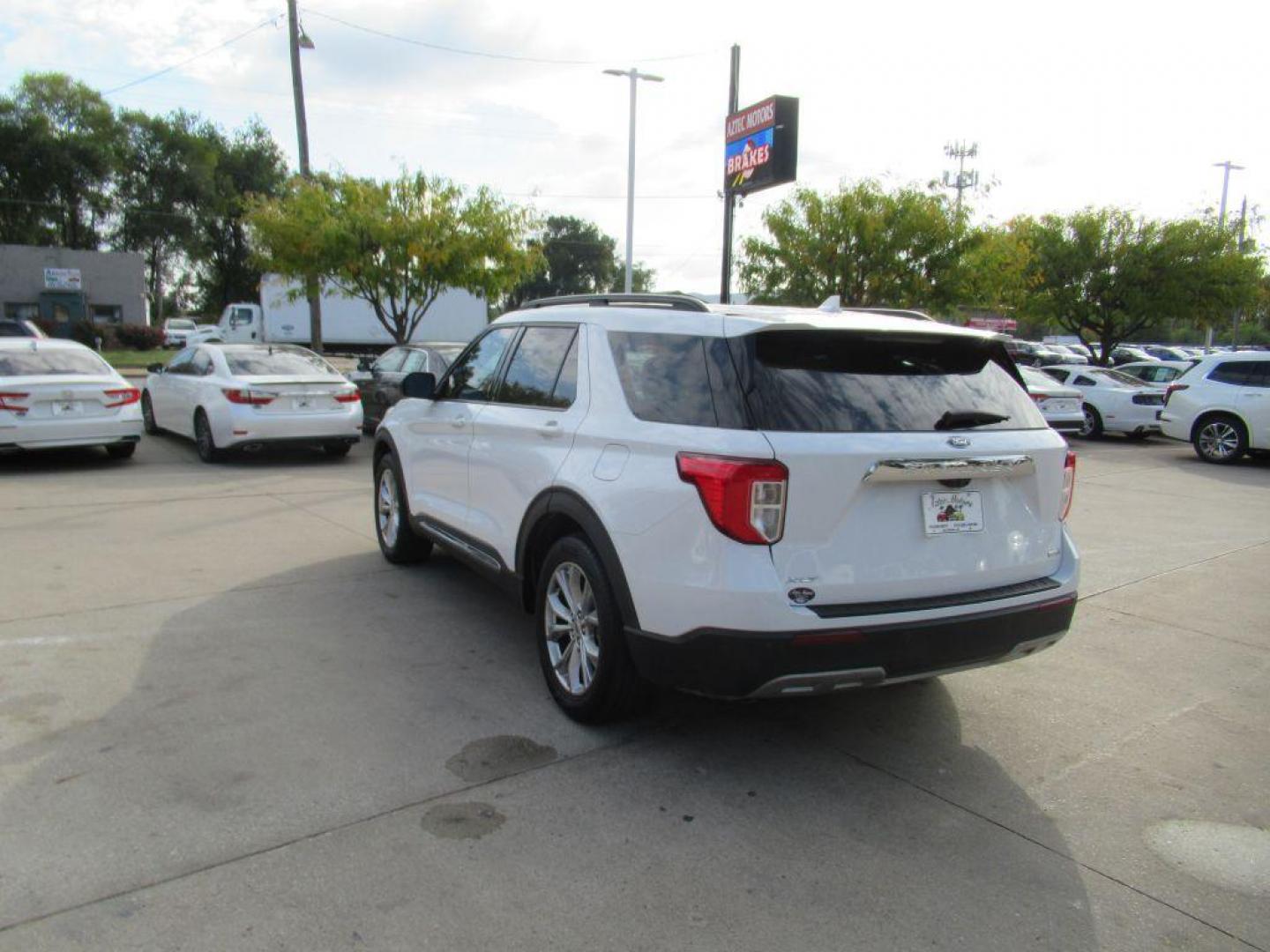 2020 WHITE FORD EXPLORER XLT (1FMSK7DH6LG) with an 2.3L engine, Automatic transmission, located at 908 SE 14th Street, Des Moines, IA, 50317, (515) 281-0330, 41.580303, -93.597046 - Photo#6