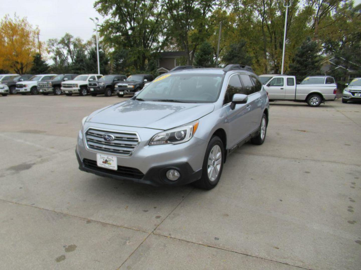 2016 SILVER SUBARU OUTBACK 2.5I PREMIUM (4S4BSBFCXG3) with an 2.5L engine, Continuously Variable transmission, located at 908 SE 14th Street, Des Moines, IA, 50317, (515) 281-0330, 41.580303, -93.597046 - Photo#0