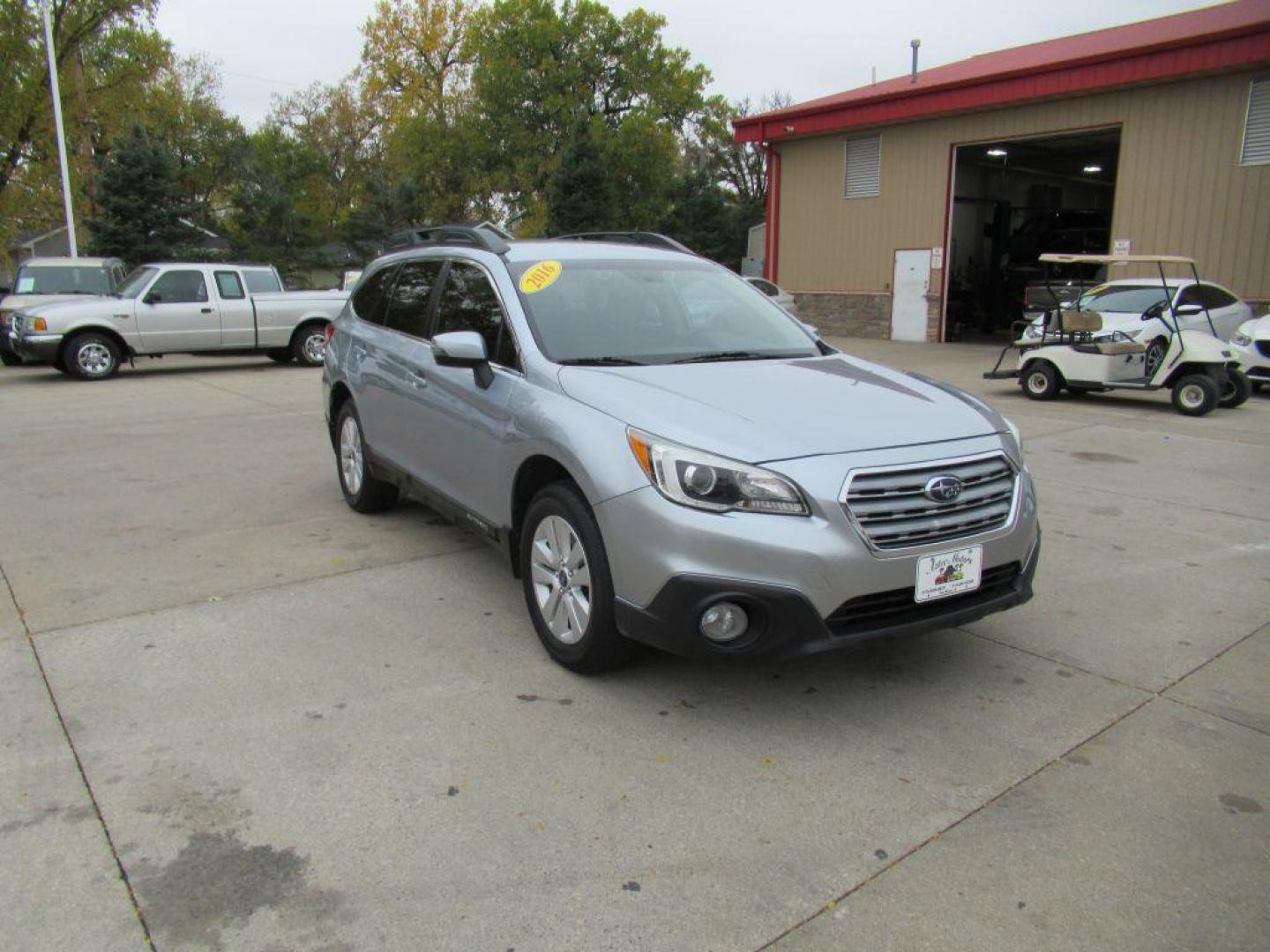 2016 SILVER SUBARU OUTBACK 2.5I PREMIUM (4S4BSBFCXG3) with an 2.5L engine, Continuously Variable transmission, located at 908 SE 14th Street, Des Moines, IA, 50317, (515) 281-0330, 41.580303, -93.597046 - Photo#2