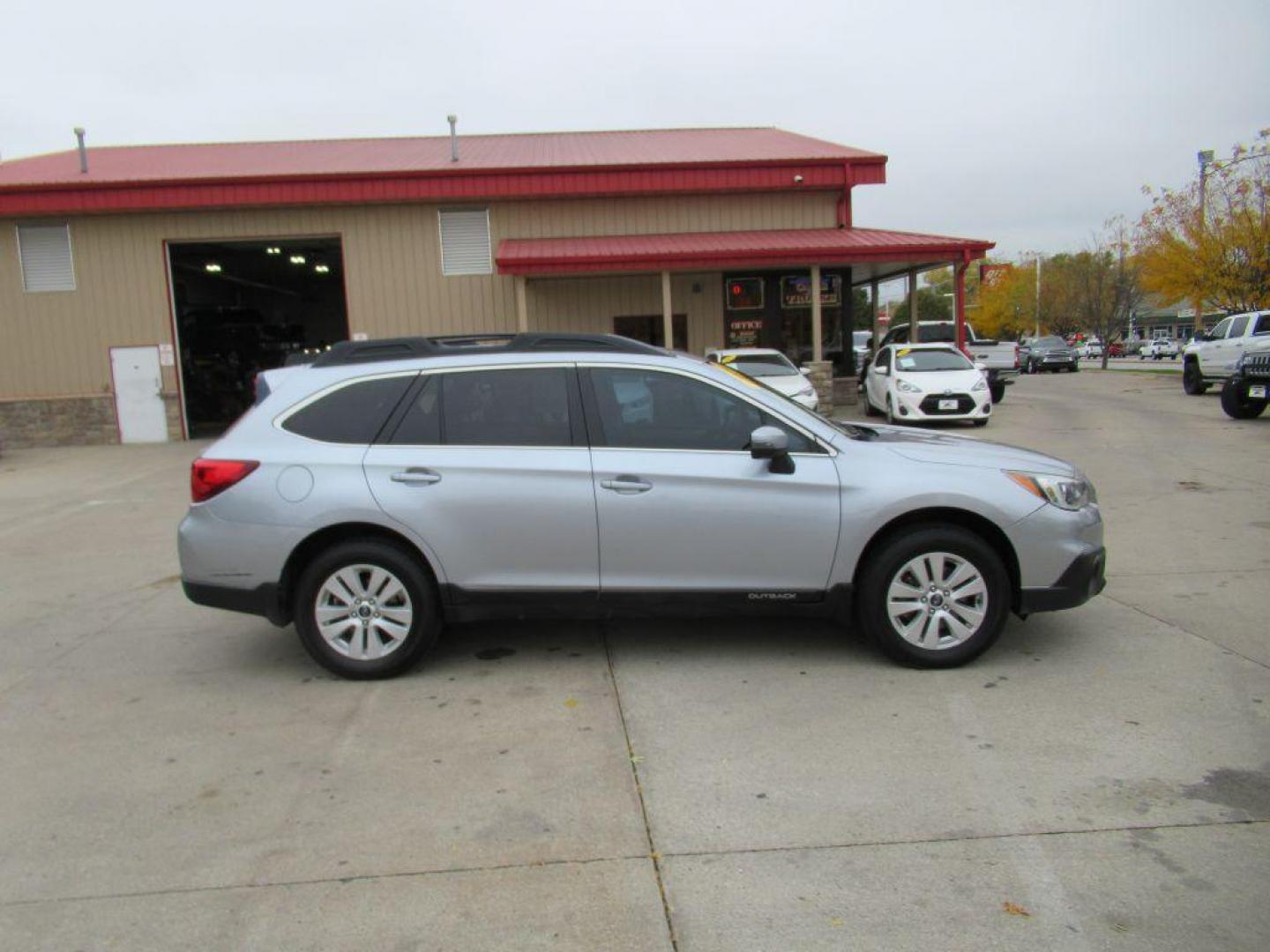 2016 SILVER SUBARU OUTBACK 2.5I PREMIUM (4S4BSBFCXG3) with an 2.5L engine, Continuously Variable transmission, located at 908 SE 14th Street, Des Moines, IA, 50317, (515) 281-0330, 41.580303, -93.597046 - Photo#3