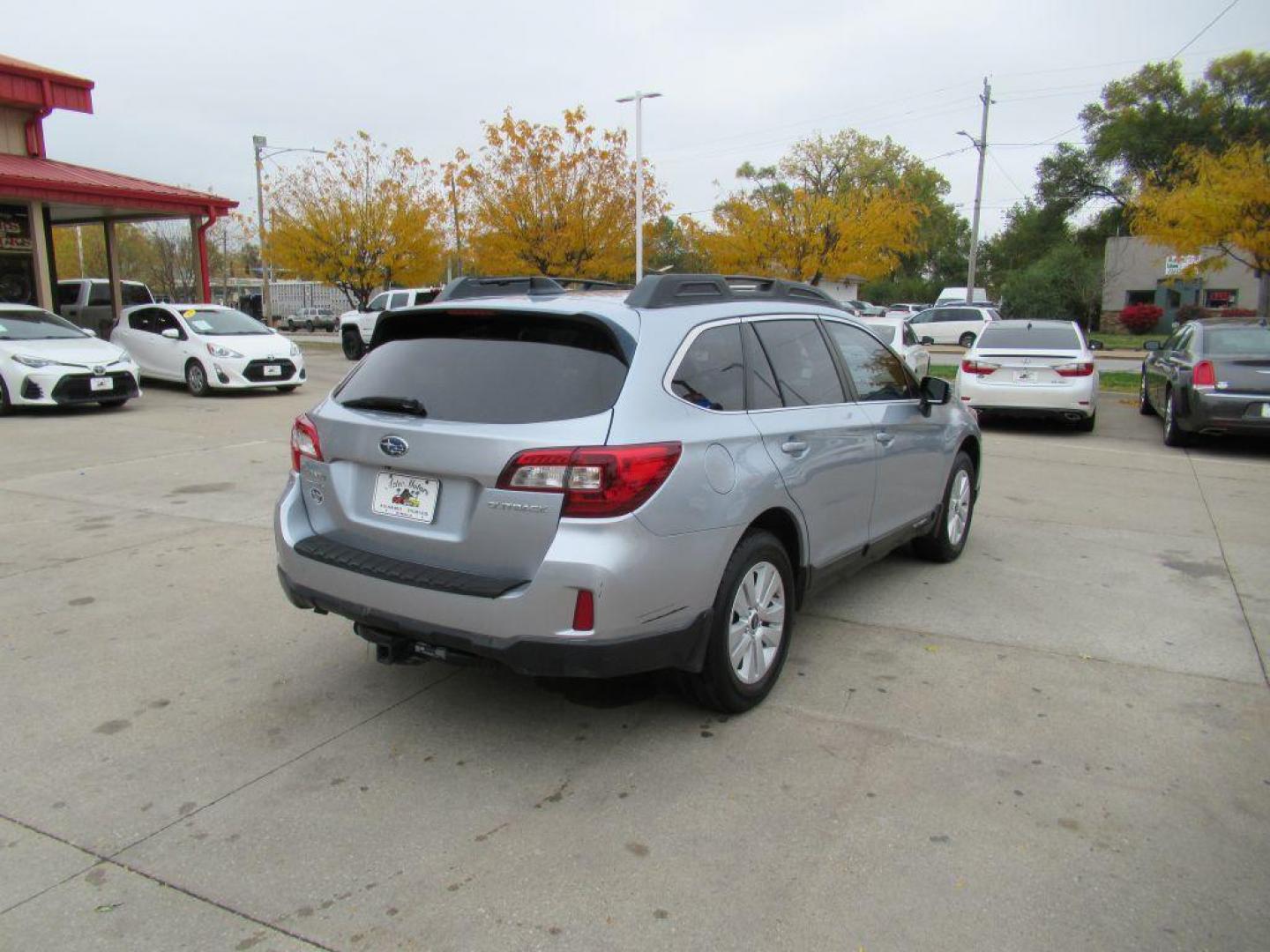 2016 SILVER SUBARU OUTBACK 2.5I PREMIUM (4S4BSBFCXG3) with an 2.5L engine, Continuously Variable transmission, located at 908 SE 14th Street, Des Moines, IA, 50317, (515) 281-0330, 41.580303, -93.597046 - Photo#4