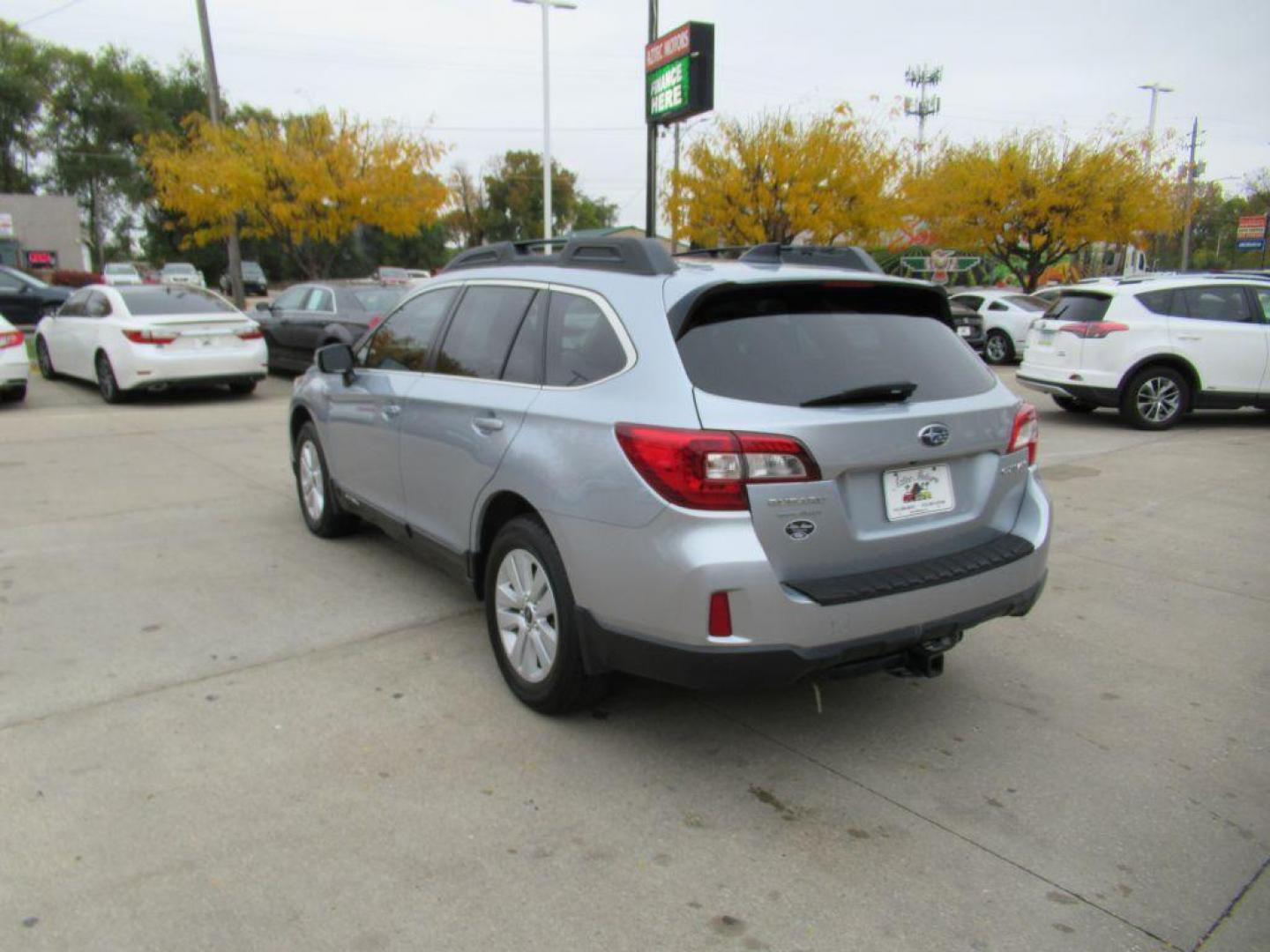 2016 SILVER SUBARU OUTBACK 2.5I PREMIUM (4S4BSBFCXG3) with an 2.5L engine, Continuously Variable transmission, located at 908 SE 14th Street, Des Moines, IA, 50317, (515) 281-0330, 41.580303, -93.597046 - Photo#6