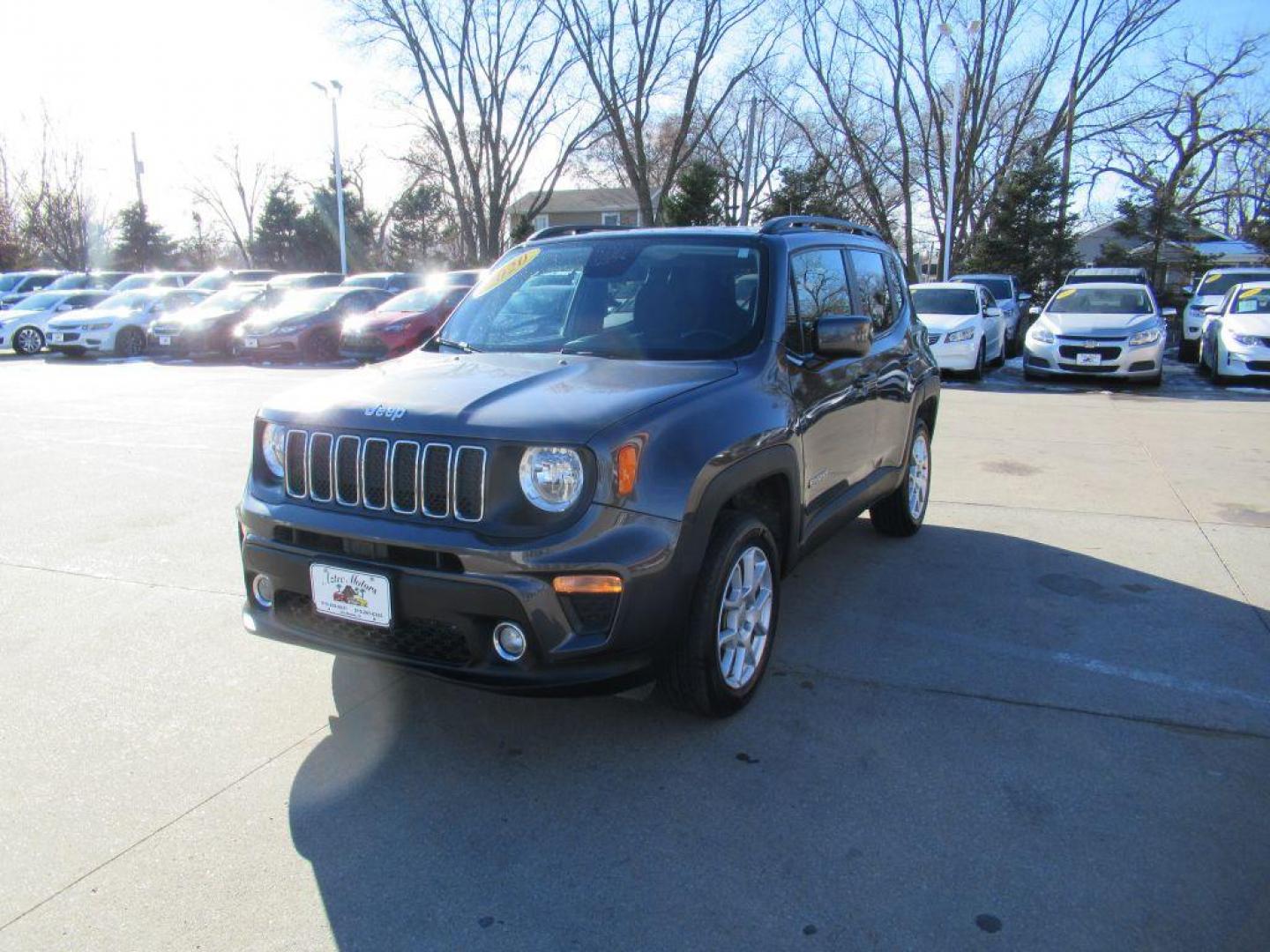 2020 GRAY JEEP RENEGADE LATITUDE (ZACNJBBB1LP) with an 2.4L engine, Automatic transmission, located at 908 SE 14th Street, Des Moines, IA, 50317, (515) 281-0330, 41.580303, -93.597046 - Photo#0