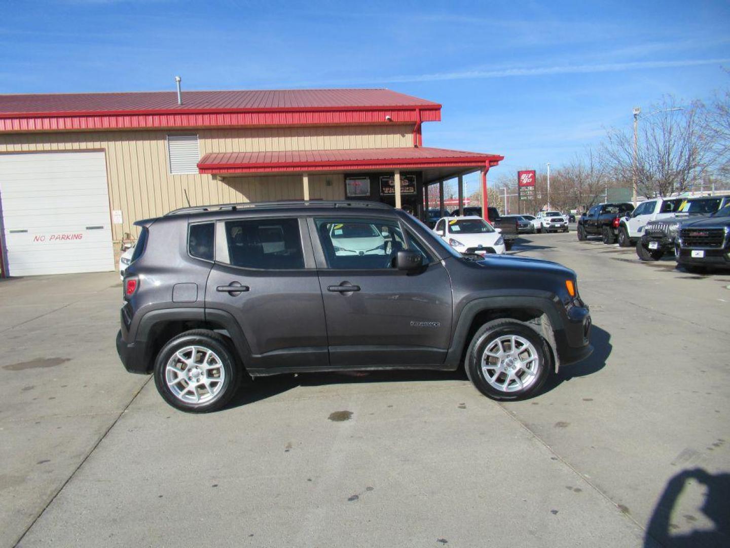 2020 GRAY JEEP RENEGADE LATITUDE (ZACNJBBB1LP) with an 2.4L engine, Automatic transmission, located at 908 SE 14th Street, Des Moines, IA, 50317, (515) 281-0330, 41.580303, -93.597046 - Photo#3