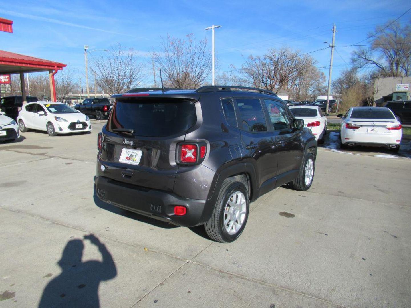 2020 GRAY JEEP RENEGADE LATITUDE (ZACNJBBB1LP) with an 2.4L engine, Automatic transmission, located at 908 SE 14th Street, Des Moines, IA, 50317, (515) 281-0330, 41.580303, -93.597046 - Photo#4