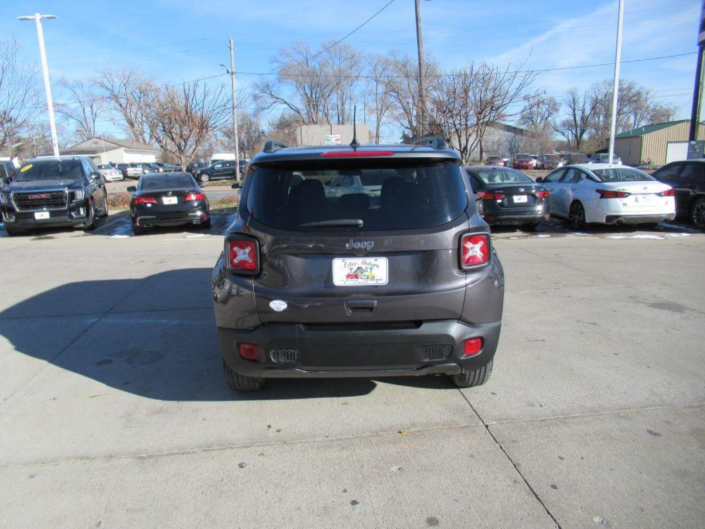 2020 GRAY JEEP RENEGADE LATITUDE (ZACNJBBB1LP) with an 2.4L engine, Automatic transmission, located at 908 SE 14th Street, Des Moines, IA, 50317, (515) 281-0330, 41.580303, -93.597046 - Photo#5