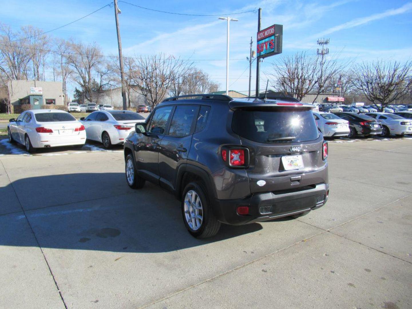 2020 GRAY JEEP RENEGADE LATITUDE (ZACNJBBB1LP) with an 2.4L engine, Automatic transmission, located at 908 SE 14th Street, Des Moines, IA, 50317, (515) 281-0330, 41.580303, -93.597046 - Photo#6