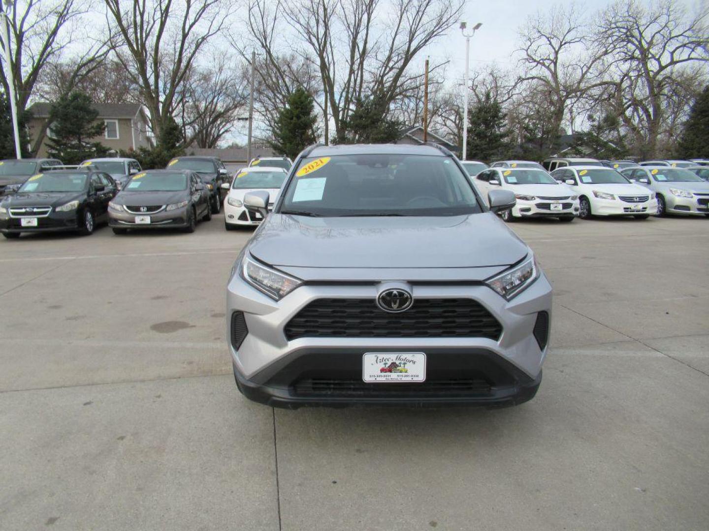 2021 SILVER TOYOTA RAV4 XLE (2T3P1RFV7MC) with an 2.5L engine, Automatic transmission, located at 908 SE 14th Street, Des Moines, IA, 50317, (515) 281-0330, 41.580303, -93.597046 - Photo#1