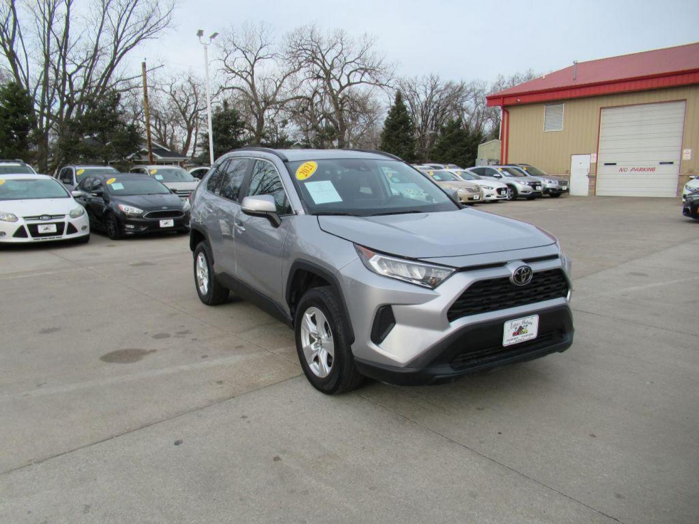 2021 SILVER TOYOTA RAV4 XLE (2T3P1RFV7MC) with an 2.5L engine, Automatic transmission, located at 908 SE 14th Street, Des Moines, IA, 50317, (515) 281-0330, 41.580303, -93.597046 - Photo#2