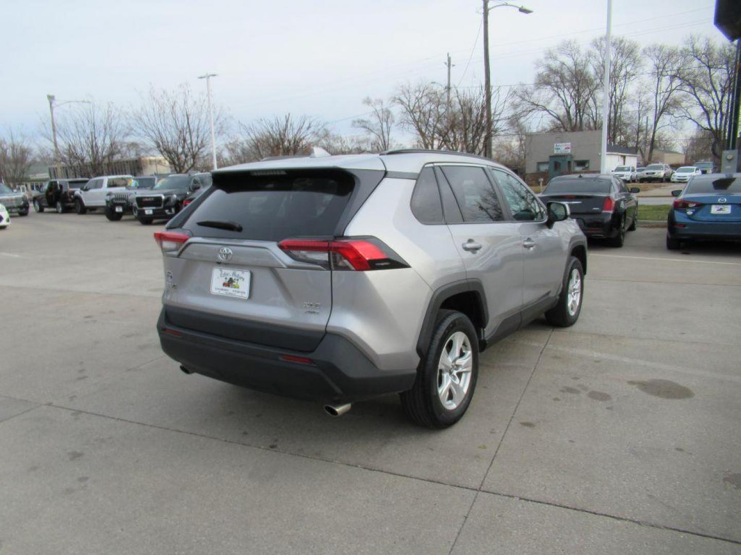 2021 SILVER TOYOTA RAV4 XLE (2T3P1RFV7MC) with an 2.5L engine, Automatic transmission, located at 908 SE 14th Street, Des Moines, IA, 50317, (515) 281-0330, 41.580303, -93.597046 - Photo#4