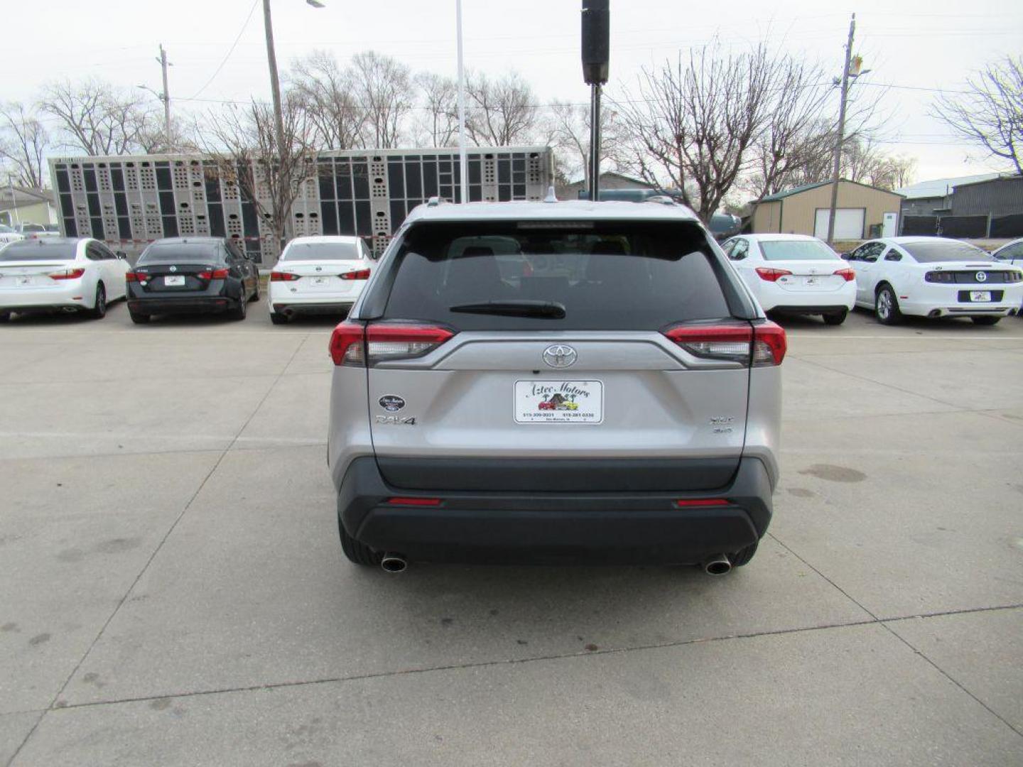 2021 SILVER TOYOTA RAV4 XLE (2T3P1RFV7MC) with an 2.5L engine, Automatic transmission, located at 908 SE 14th Street, Des Moines, IA, 50317, (515) 281-0330, 41.580303, -93.597046 - Photo#5