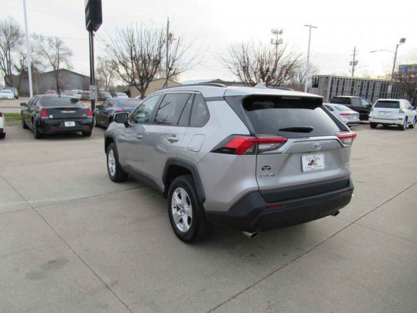 2021 SILVER TOYOTA RAV4 XLE (2T3P1RFV7MC) with an 2.5L engine, Automatic transmission, located at 908 SE 14th Street, Des Moines, IA, 50317, (515) 281-0330, 41.580303, -93.597046 - Photo#6