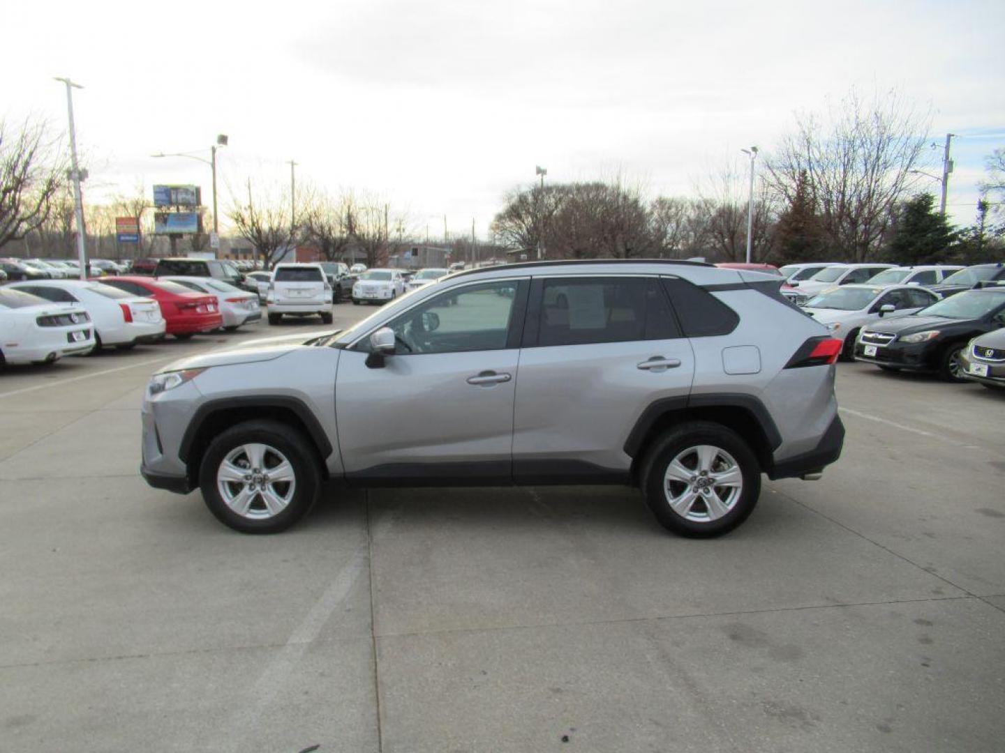 2021 SILVER TOYOTA RAV4 XLE (2T3P1RFV7MC) with an 2.5L engine, Automatic transmission, located at 908 SE 14th Street, Des Moines, IA, 50317, (515) 281-0330, 41.580303, -93.597046 - Photo#7