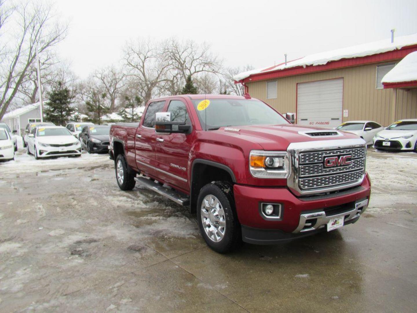 2019 RED GMC SIERRA 2500 DENALI (1GT12SEY5KF) with an 6.6L engine, Automatic transmission, located at 908 SE 14th Street, Des Moines, IA, 50317, (515) 281-0330, 41.580303, -93.597046 - Photo#2