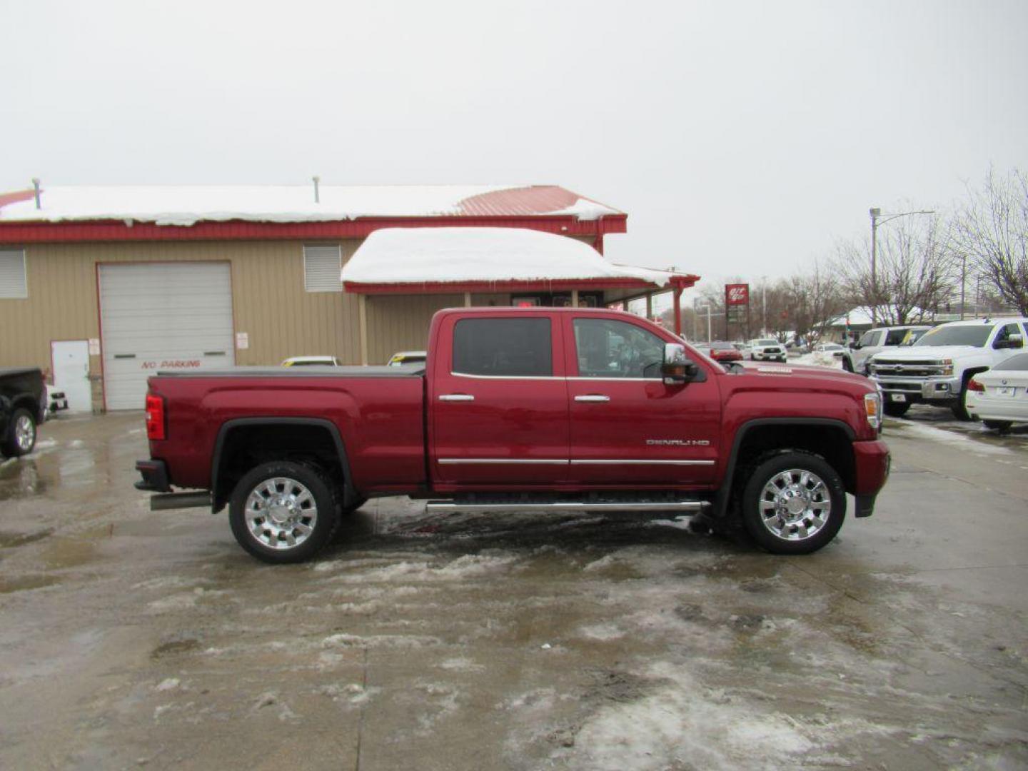 2019 RED GMC SIERRA 2500 DENALI (1GT12SEY5KF) with an 6.6L engine, Automatic transmission, located at 908 SE 14th Street, Des Moines, IA, 50317, (515) 281-0330, 41.580303, -93.597046 - Photo#3