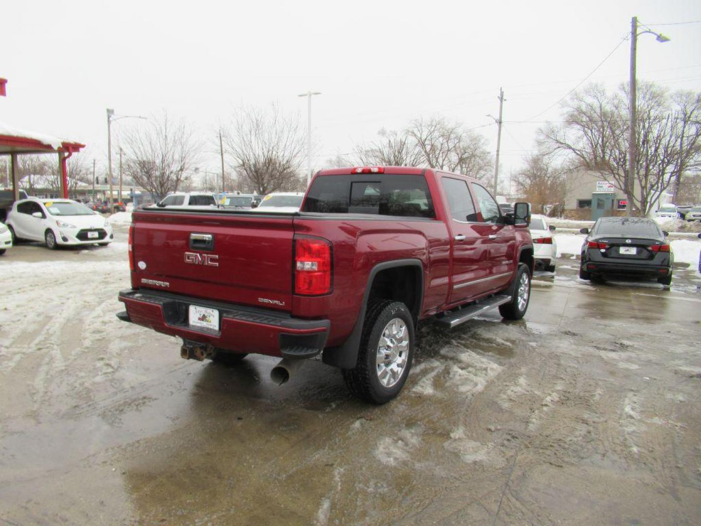 2019 RED GMC SIERRA 2500 DENALI (1GT12SEY5KF) with an 6.6L engine, Automatic transmission, located at 908 SE 14th Street, Des Moines, IA, 50317, (515) 281-0330, 41.580303, -93.597046 - Photo#4