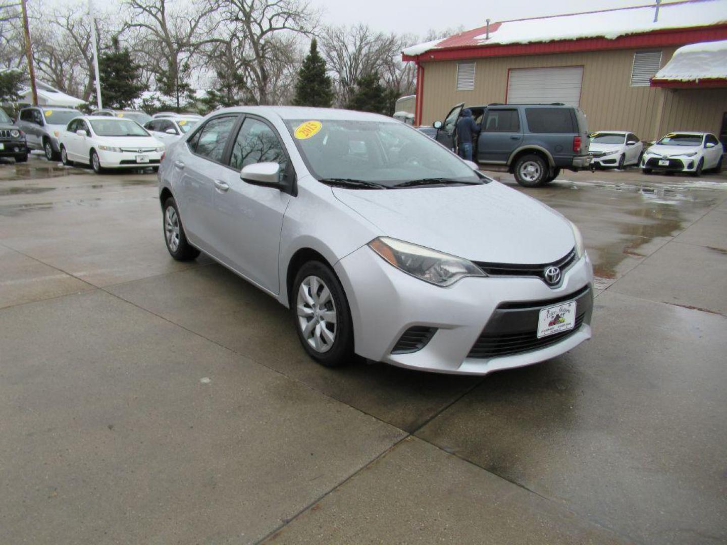 2015 SILVER TOYOTA COROLLA L (2T1BURHE9FC) with an 1.8L engine, Automatic transmission, located at 908 SE 14th Street, Des Moines, IA, 50317, (515) 281-0330, 41.580303, -93.597046 - Photo#2