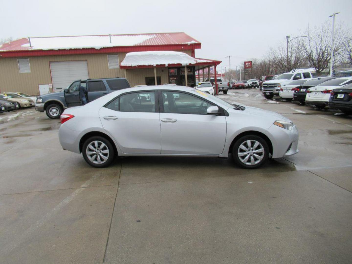 2015 SILVER TOYOTA COROLLA L (2T1BURHE9FC) with an 1.8L engine, Automatic transmission, located at 908 SE 14th Street, Des Moines, IA, 50317, (515) 281-0330, 41.580303, -93.597046 - Photo#3