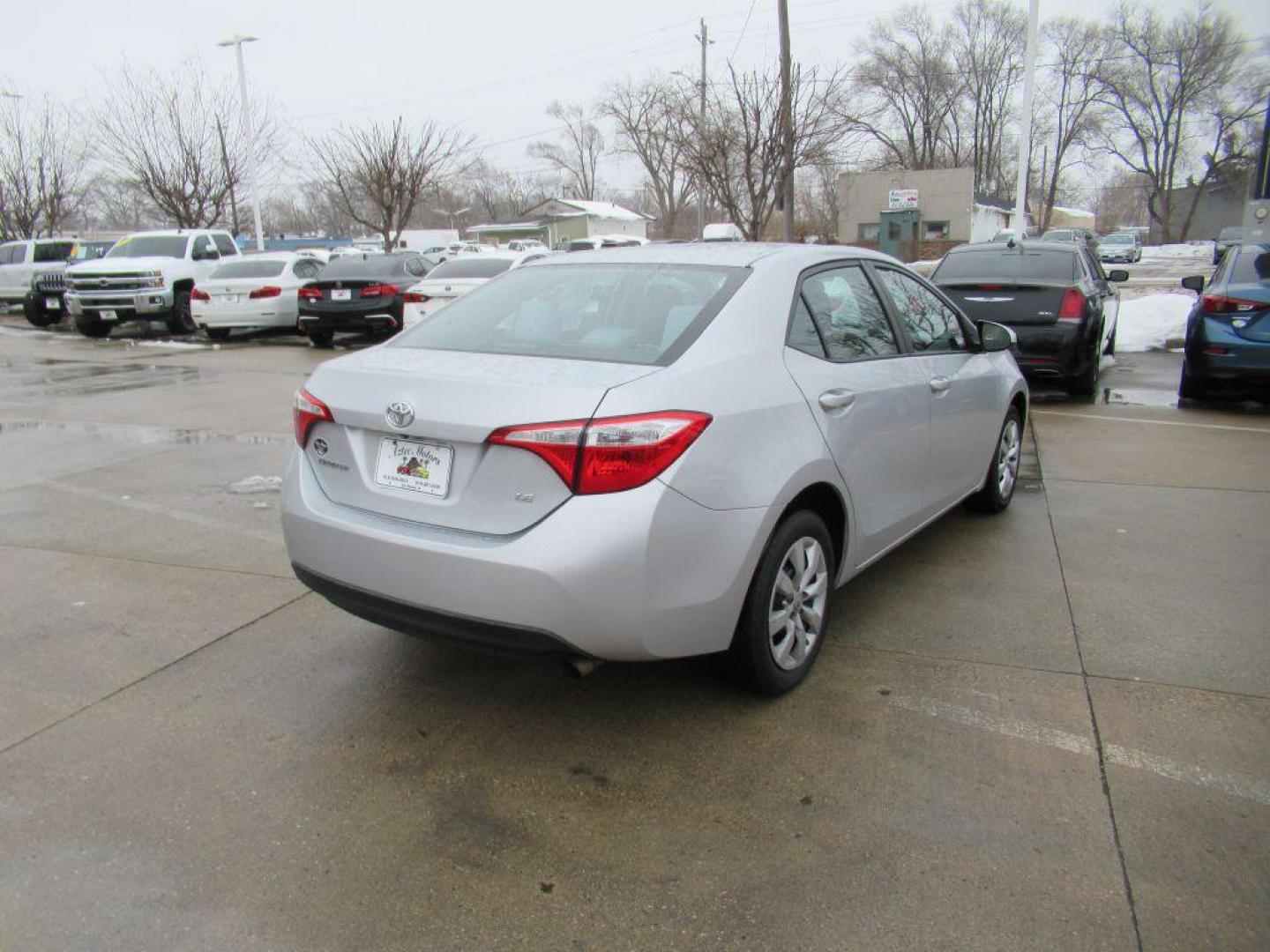 2015 SILVER TOYOTA COROLLA L (2T1BURHE9FC) with an 1.8L engine, Automatic transmission, located at 908 SE 14th Street, Des Moines, IA, 50317, (515) 281-0330, 41.580303, -93.597046 - Photo#4