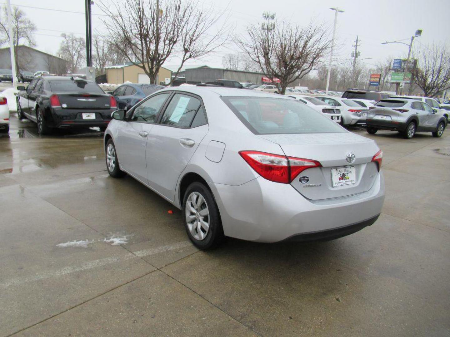 2015 SILVER TOYOTA COROLLA L (2T1BURHE9FC) with an 1.8L engine, Automatic transmission, located at 908 SE 14th Street, Des Moines, IA, 50317, (515) 281-0330, 41.580303, -93.597046 - Photo#6