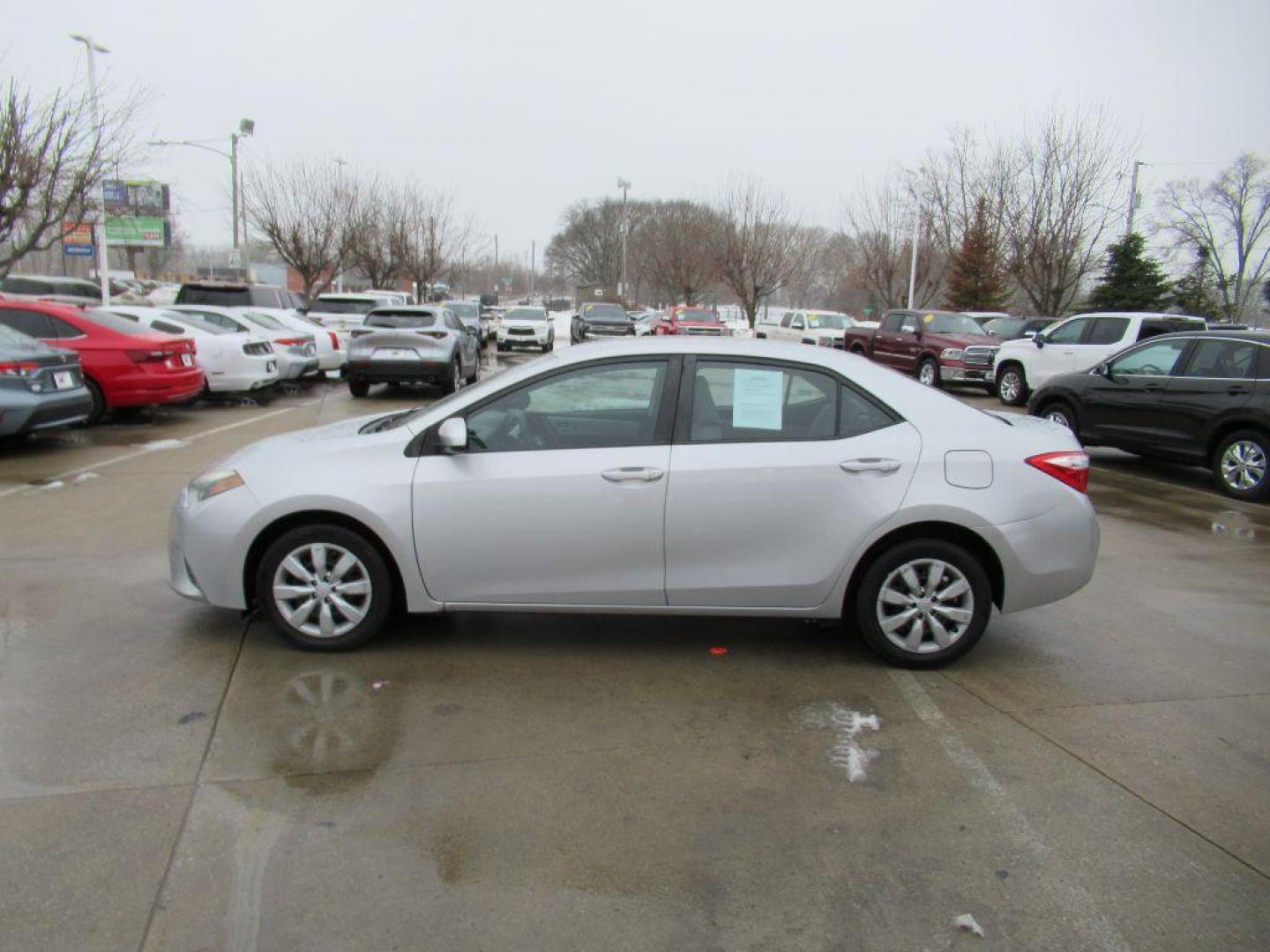 2015 SILVER TOYOTA COROLLA L (2T1BURHE9FC) with an 1.8L engine, Automatic transmission, located at 908 SE 14th Street, Des Moines, IA, 50317, (515) 281-0330, 41.580303, -93.597046 - Photo#7