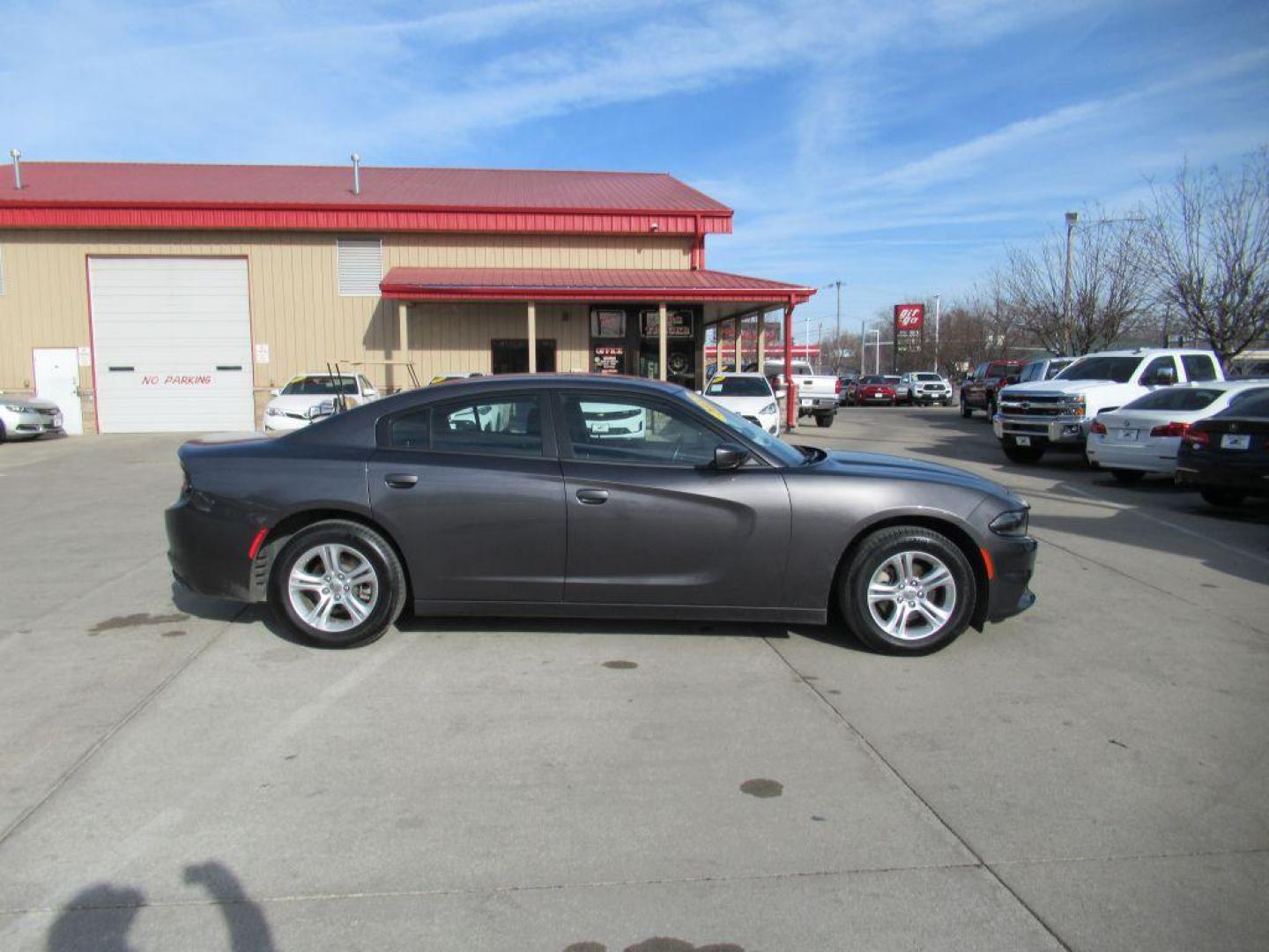 2022 GRAY DODGE CHARGER SXT (2C3CDXBG5NH) with an 3.6L engine, Automatic transmission, located at 908 SE 14th Street, Des Moines, IA, 50317, (515) 281-0330, 41.580303, -93.597046 - Photo#3