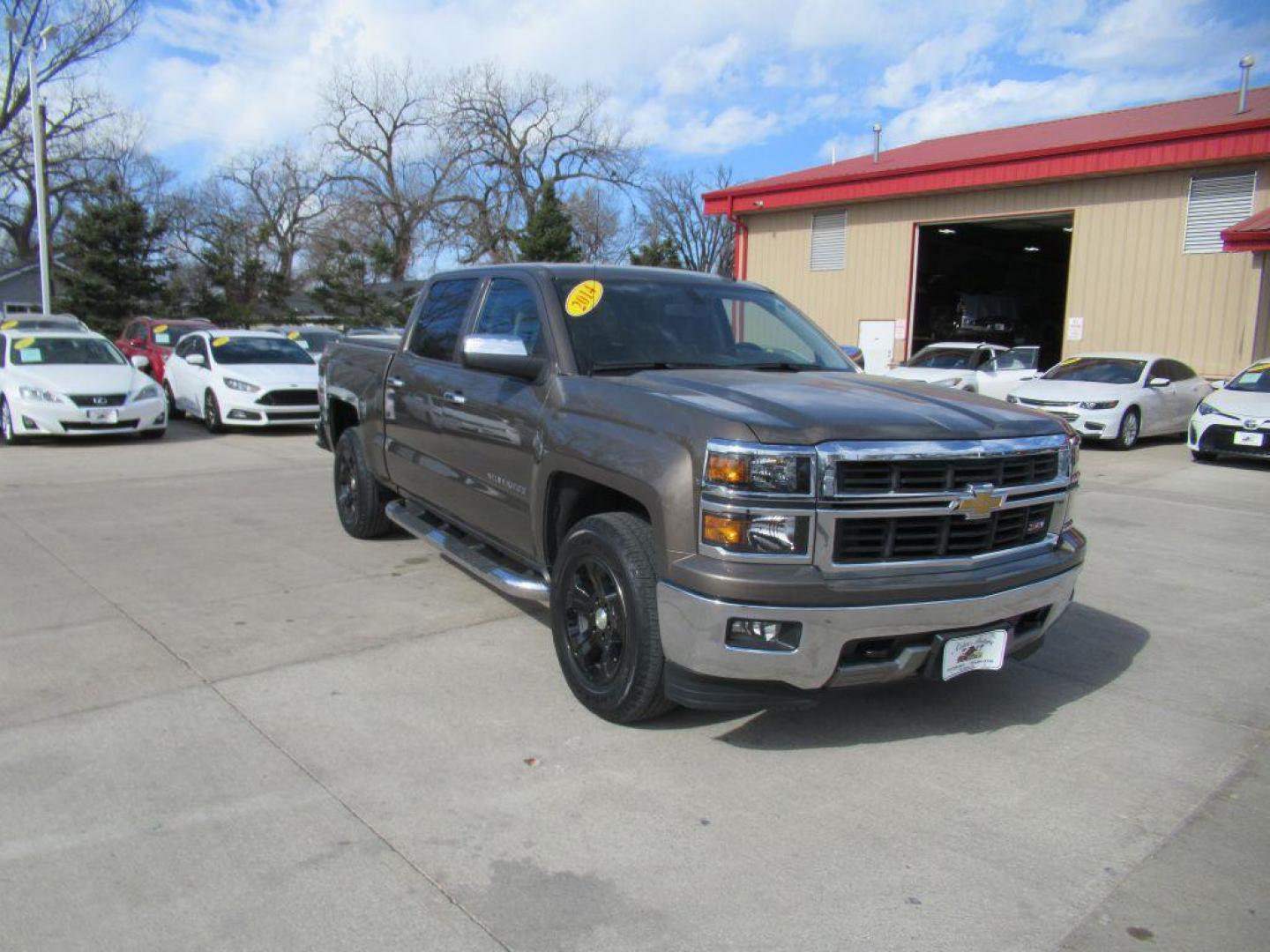 2014 BROWN CHEVROLET SILVERADO 1500 LT (3GCUKREC5EG) with an 5.3L engine, Automatic transmission, located at 908 SE 14th Street, Des Moines, IA, 50317, (515) 281-0330, 41.580303, -93.597046 - Photo#2