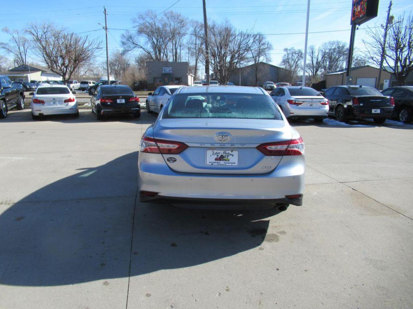 2018 SILVER TOYOTA CAMRY XLE (4T1B11HK5JU) with an 2.5L engine, Automatic transmission, located at 908 SE 14th Street, Des Moines, IA, 50317, (515) 281-0330, 41.580303, -93.597046 - Photo#5