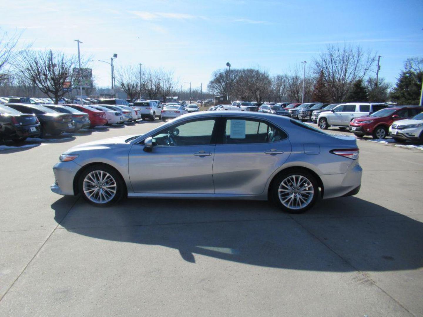 2018 SILVER TOYOTA CAMRY XLE (4T1B11HK5JU) with an 2.5L engine, Automatic transmission, located at 908 SE 14th Street, Des Moines, IA, 50317, (515) 281-0330, 41.580303, -93.597046 - Photo#7