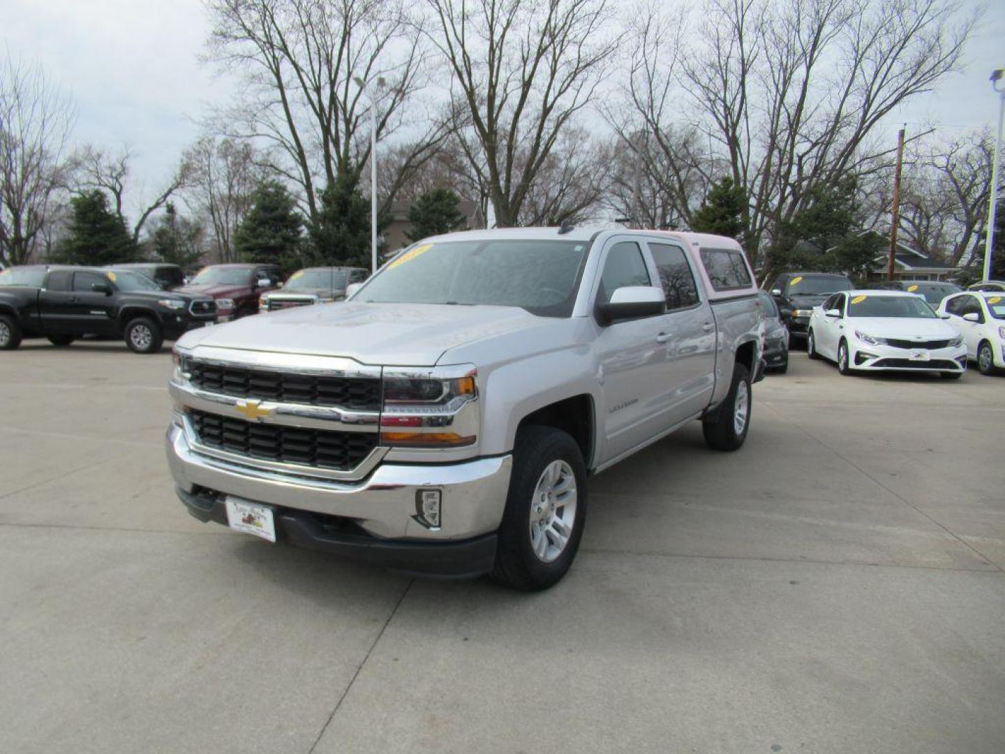 2018 SILVER CHEVROLET SILVERADO 1500 CREW CAB LT (3GCUKREC9JG) with an 5.3L engine, Automatic transmission, located at 908 SE 14th Street, Des Moines, IA, 50317, (515) 281-0330, 41.580303, -93.597046 - Photo#0