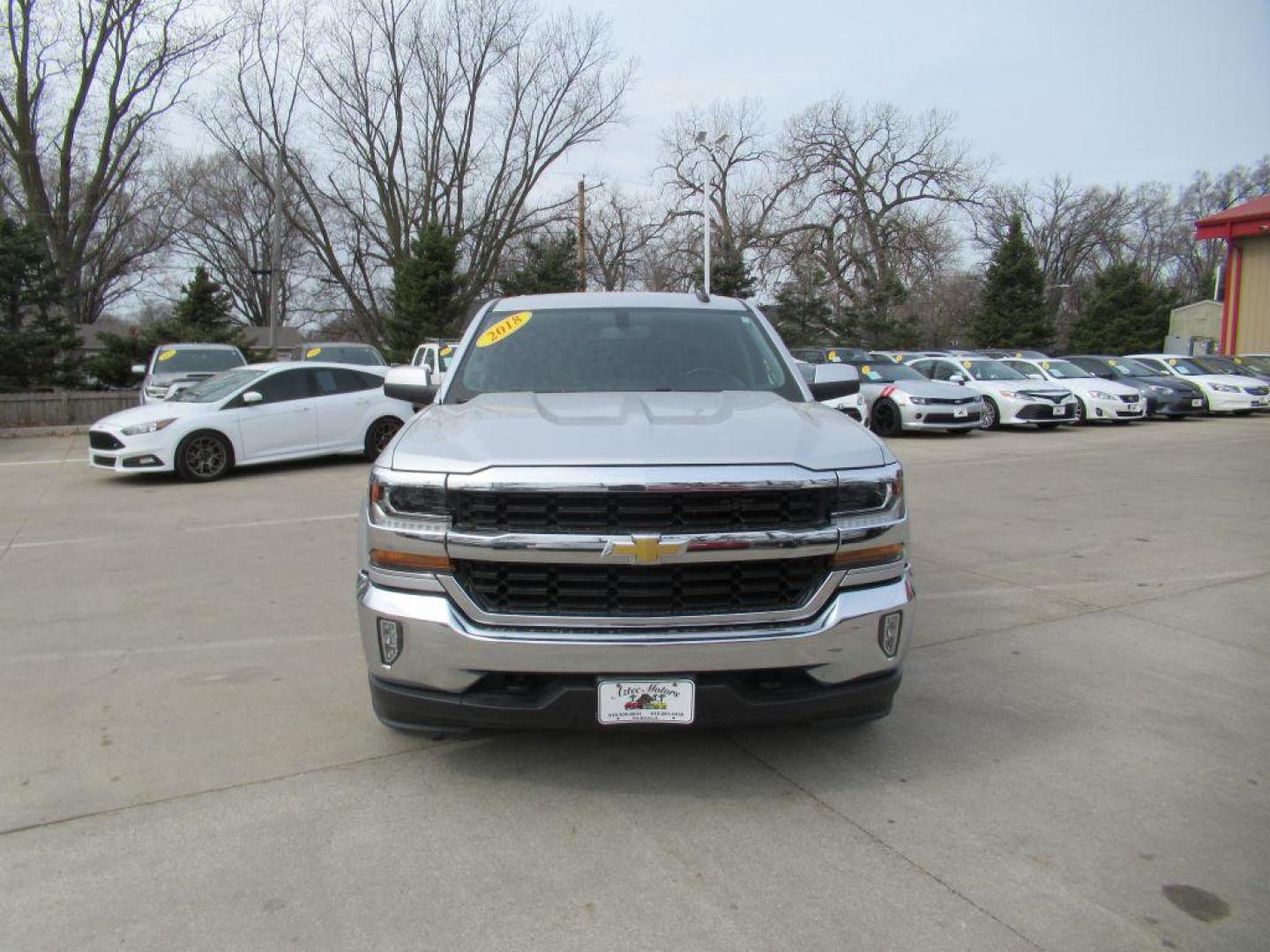 2018 SILVER CHEVROLET SILVERADO 1500 CREW CAB LT (3GCUKREC9JG) with an 5.3L engine, Automatic transmission, located at 908 SE 14th Street, Des Moines, IA, 50317, (515) 281-0330, 41.580303, -93.597046 - Photo#1