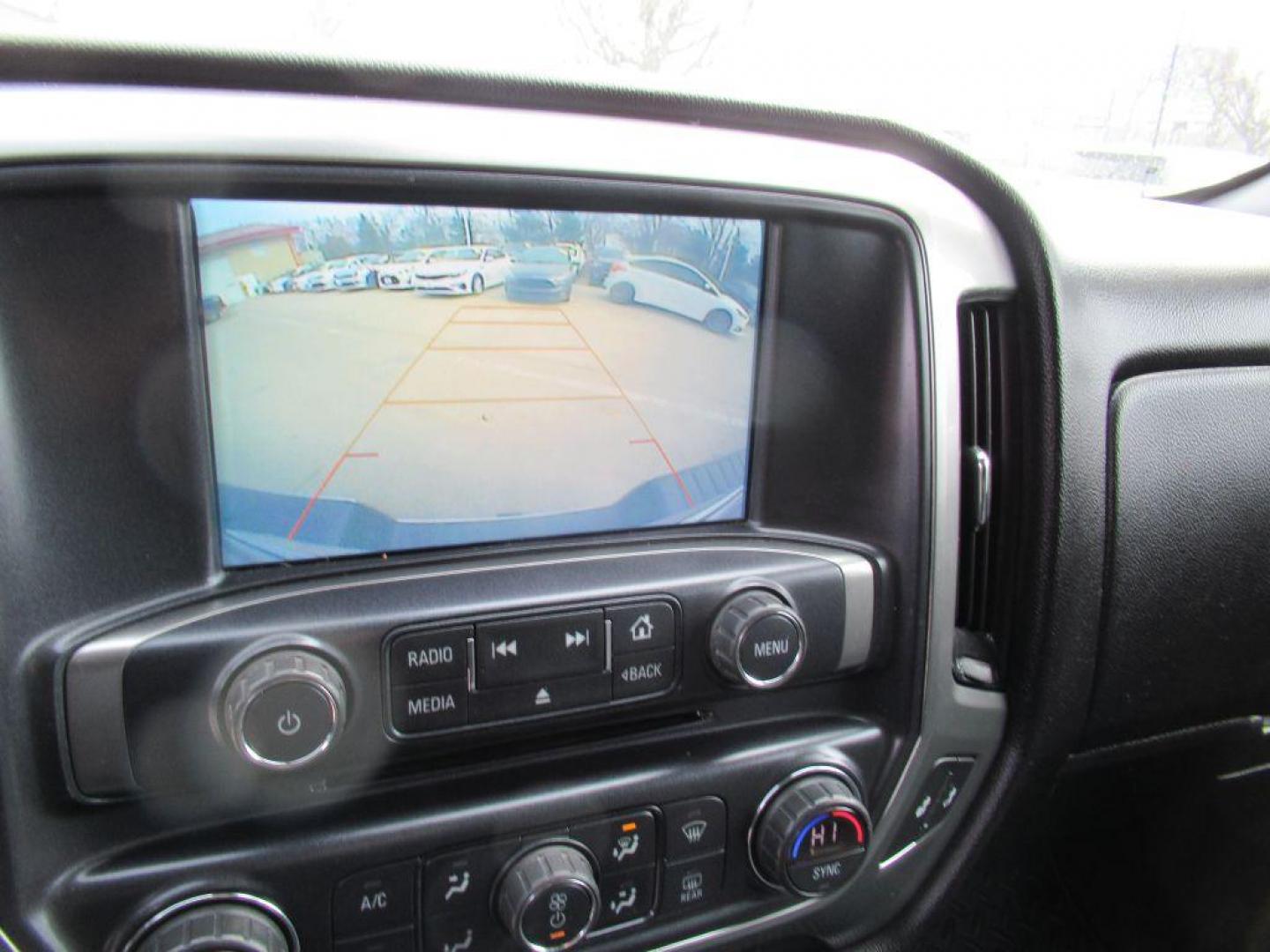 2018 SILVER CHEVROLET SILVERADO 1500 CREW CAB LT (3GCUKREC9JG) with an 5.3L engine, Automatic transmission, located at 908 SE 14th Street, Des Moines, IA, 50317, (515) 281-0330, 41.580303, -93.597046 - Photo#21